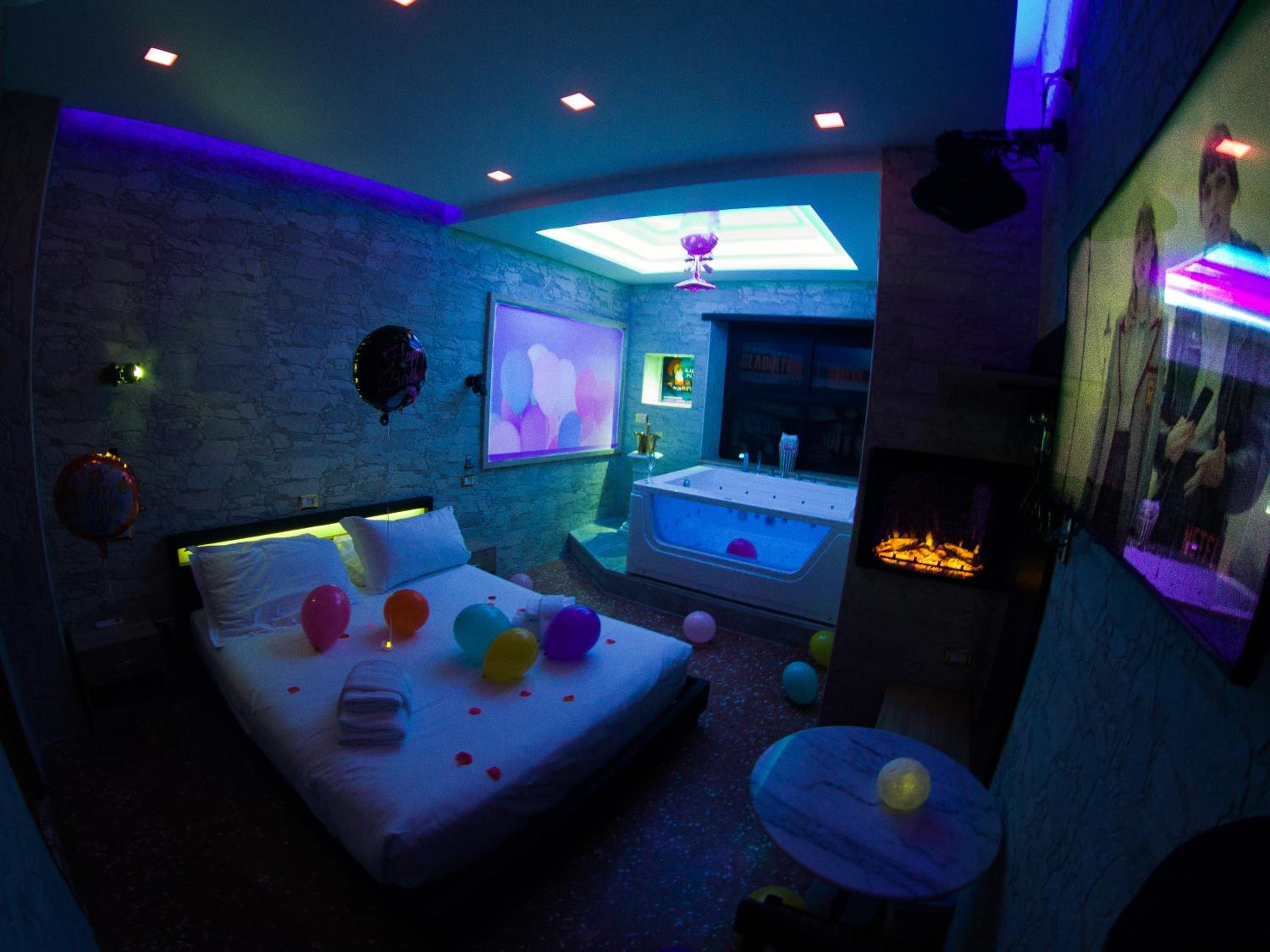 Queen Suite with Spa Bath photo 3