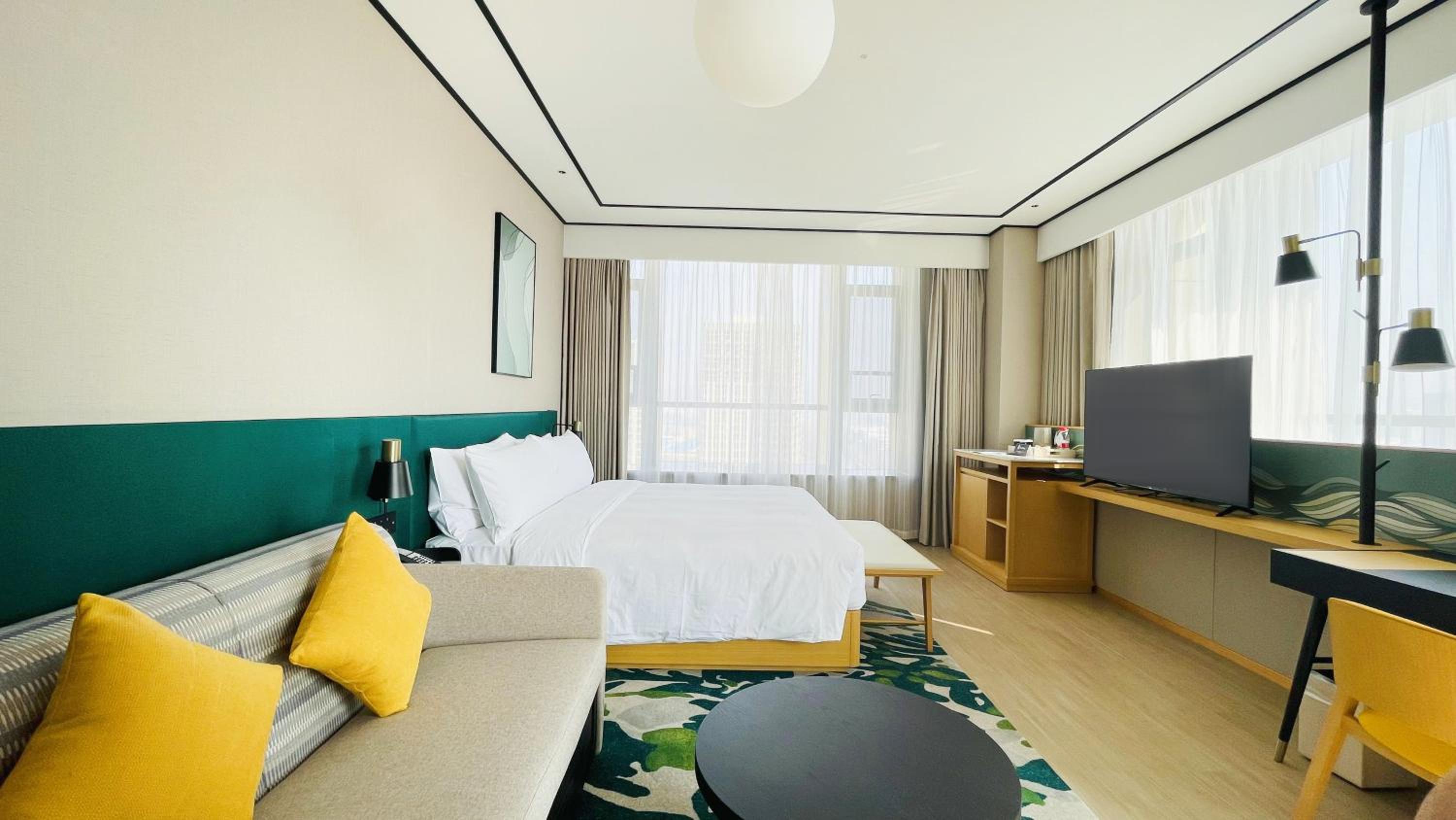 Deluxe King Room with Sofa Bed - Photo 4
