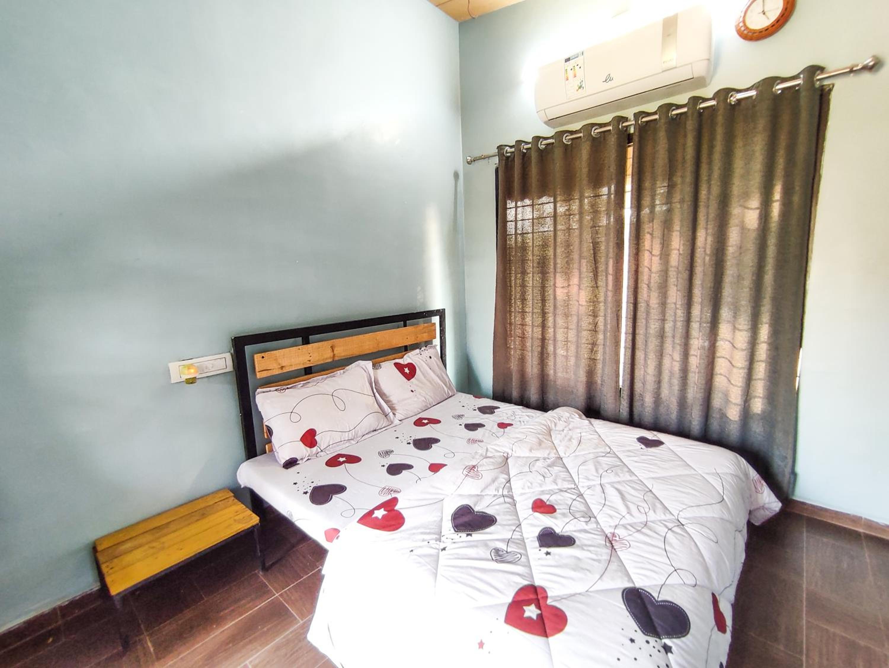 Queen Room photo 2