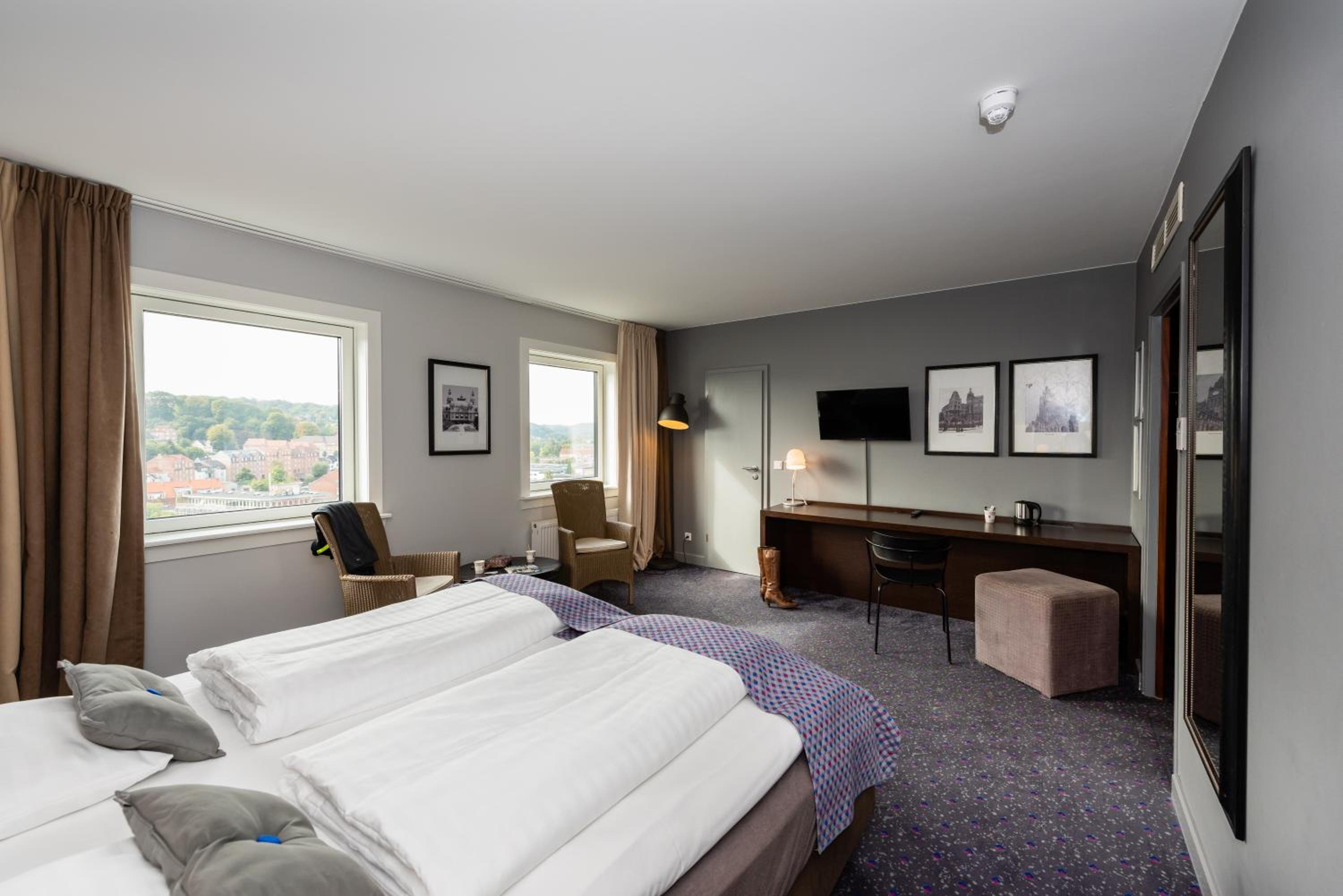 Admiral Room
