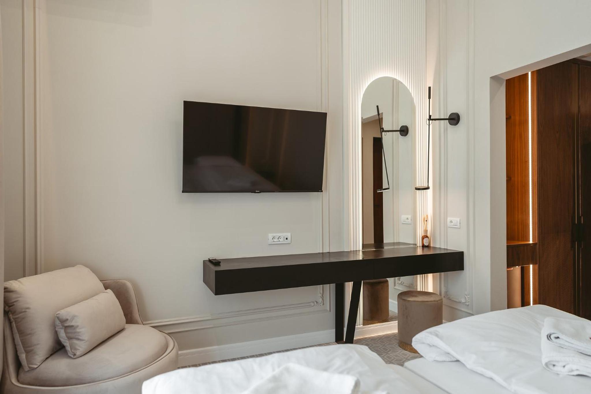 Deluxe Double Room with Balcony photo 3