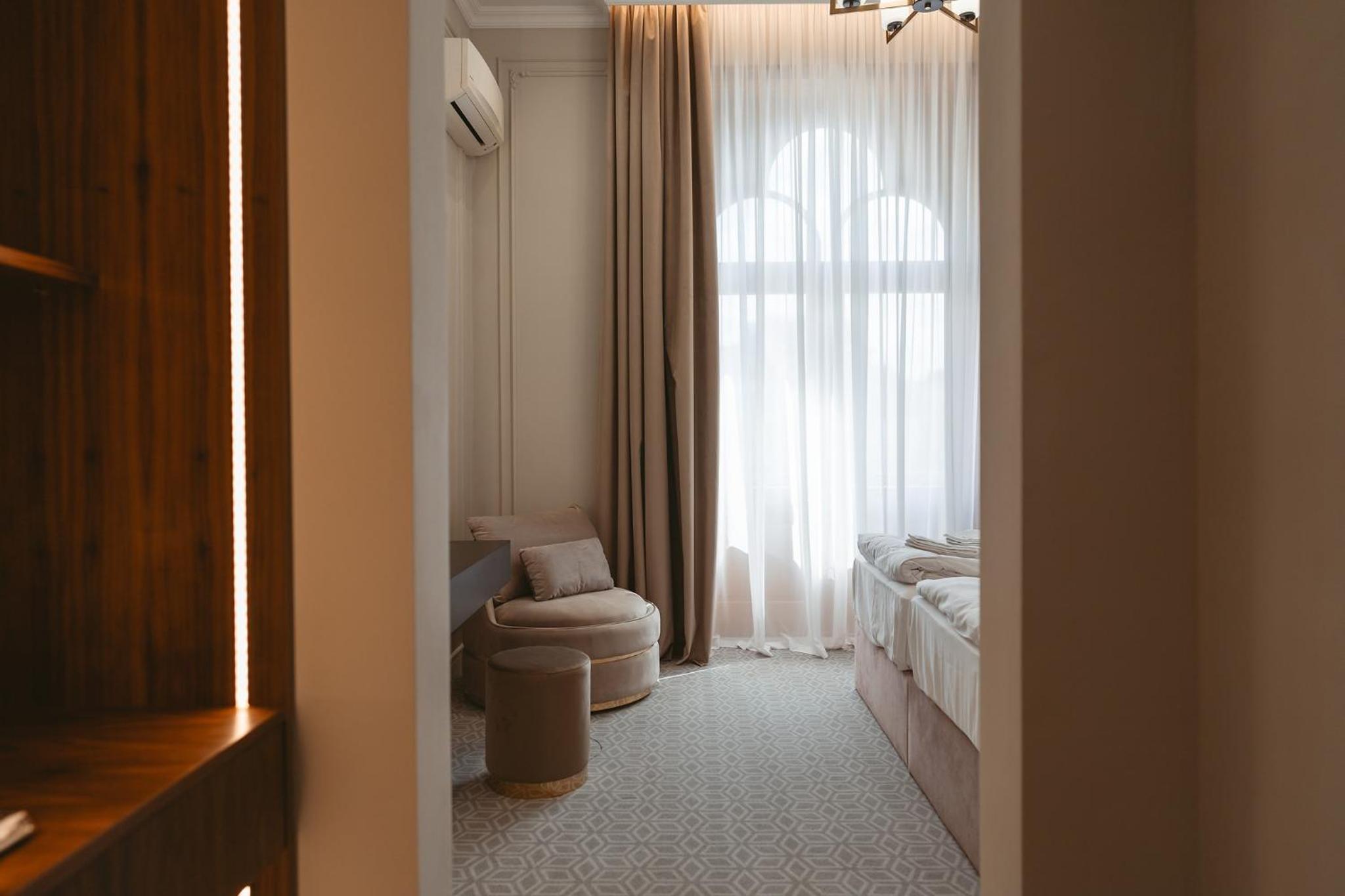 Deluxe Double Room with Balcony photo 1