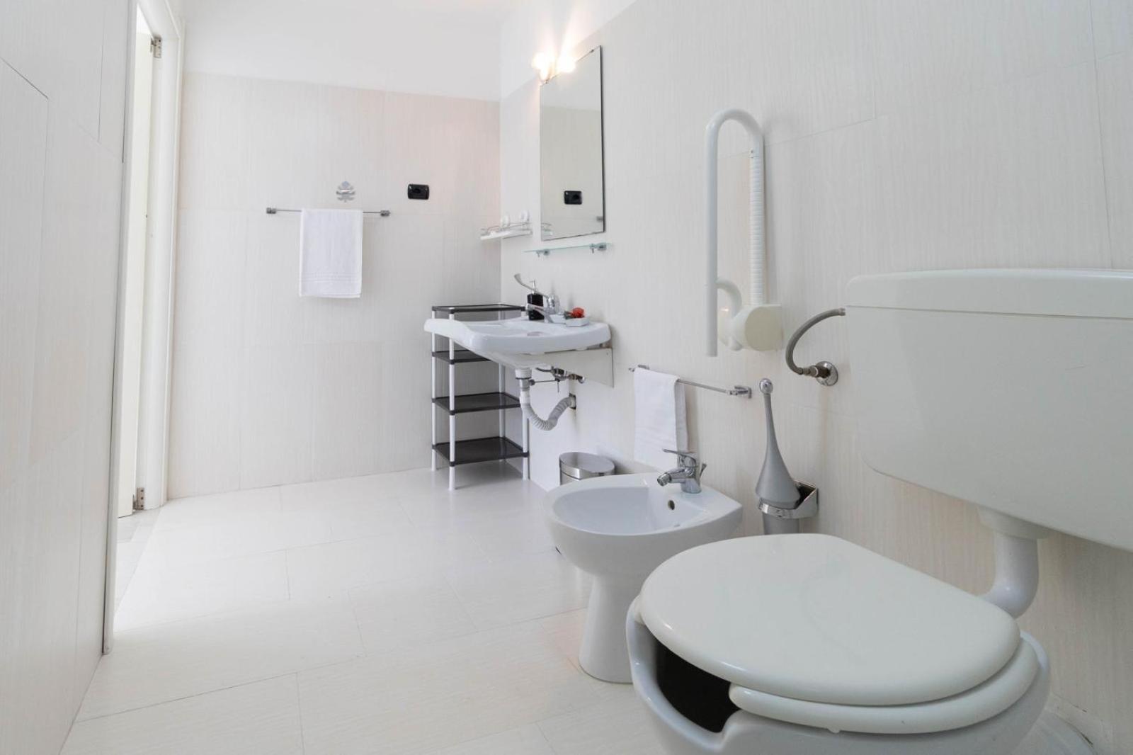 Standard Double Room - Photo 7
