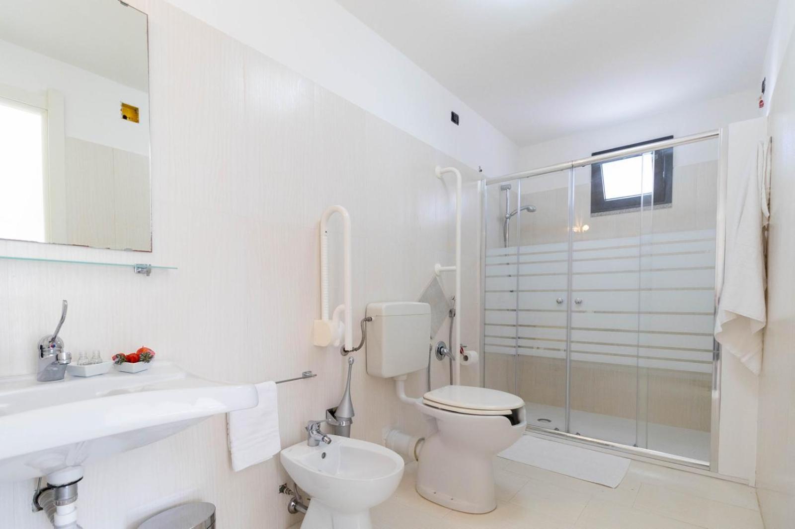 Standard Double Room - Photo 8