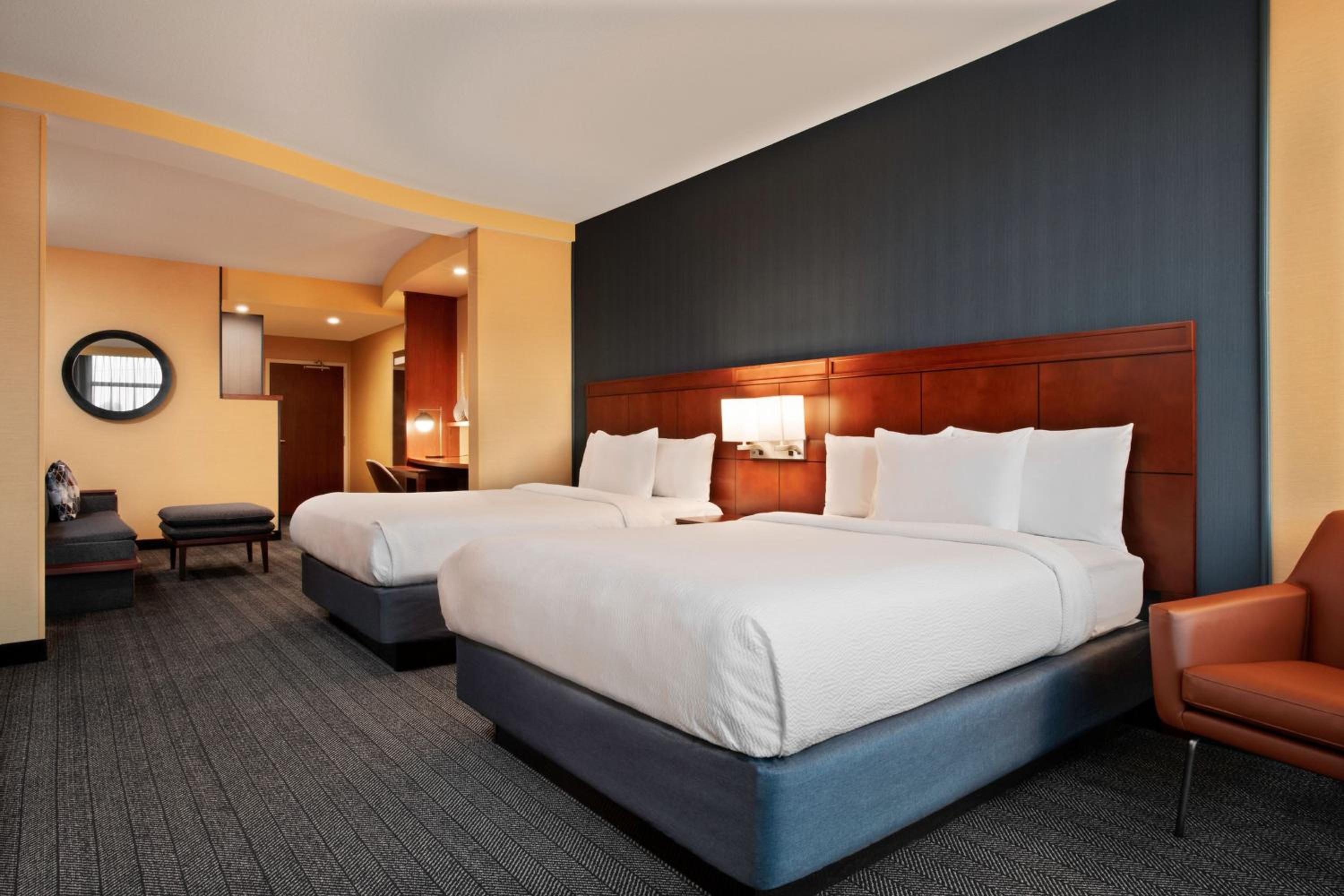 Executive Large Queen Room with Sofa Bed and Tub - Mobility Accessible