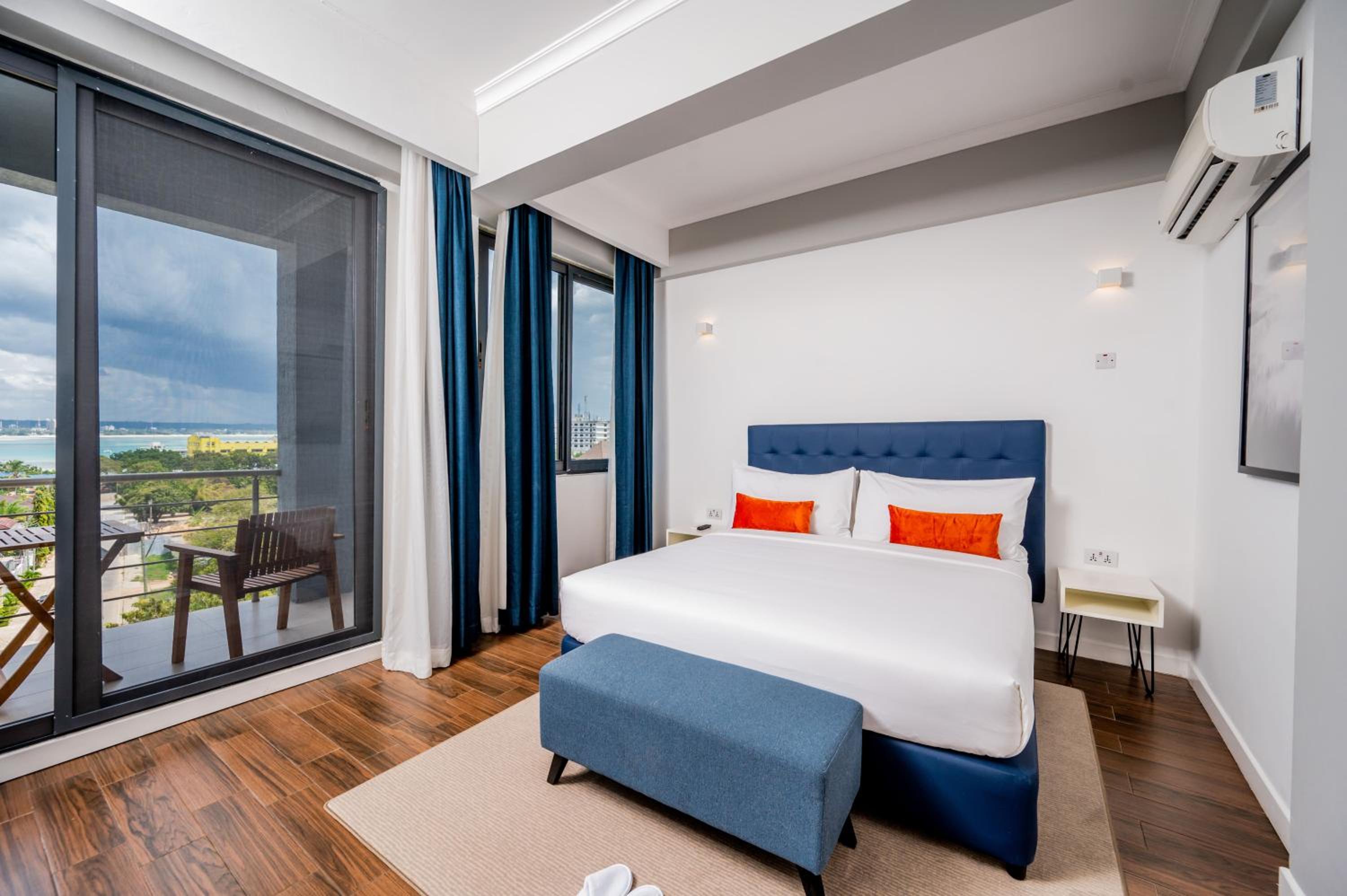 Luxury Ocean Suite - Photo 8