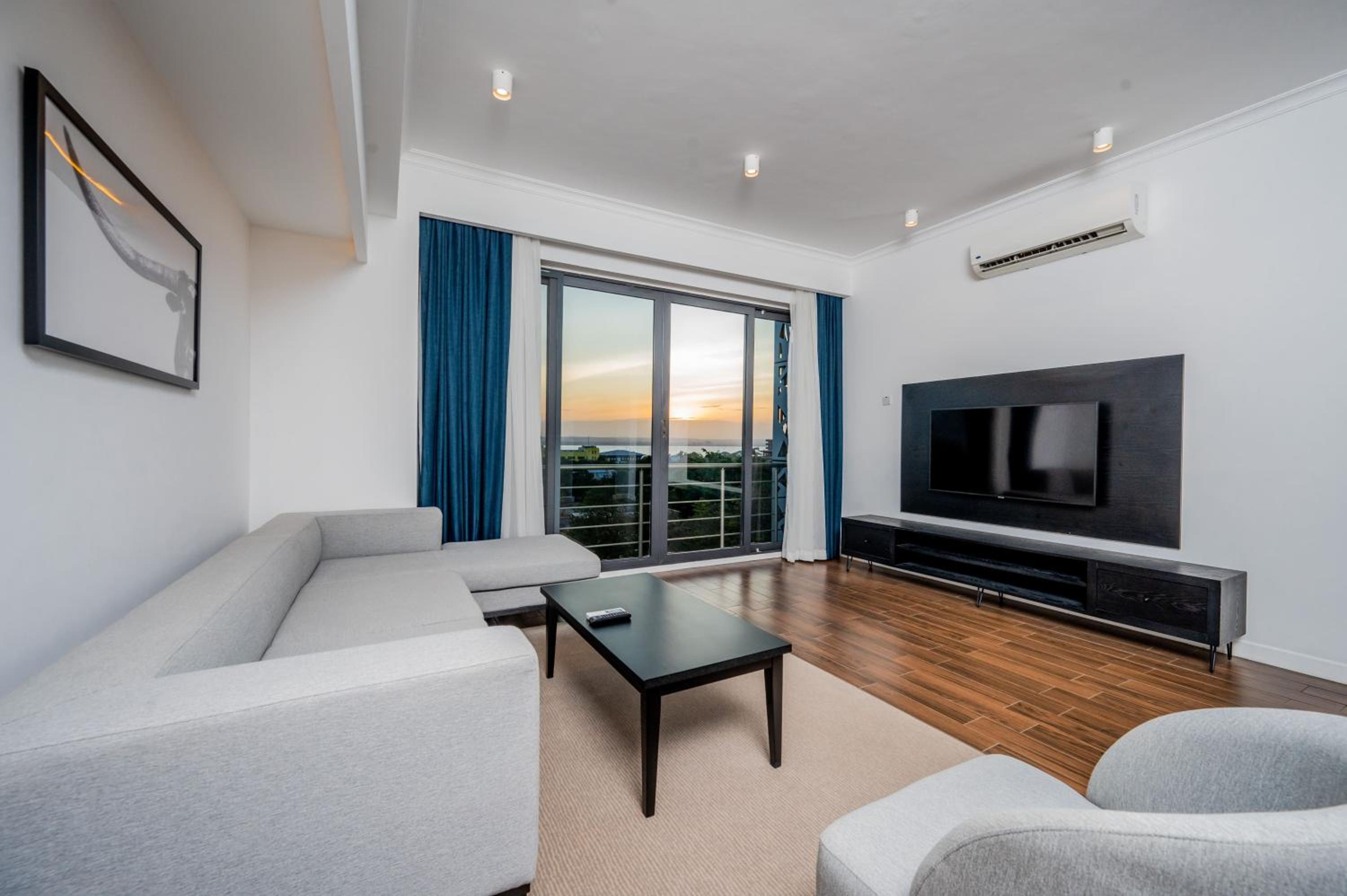 Luxury Ocean Suite - Photo 11