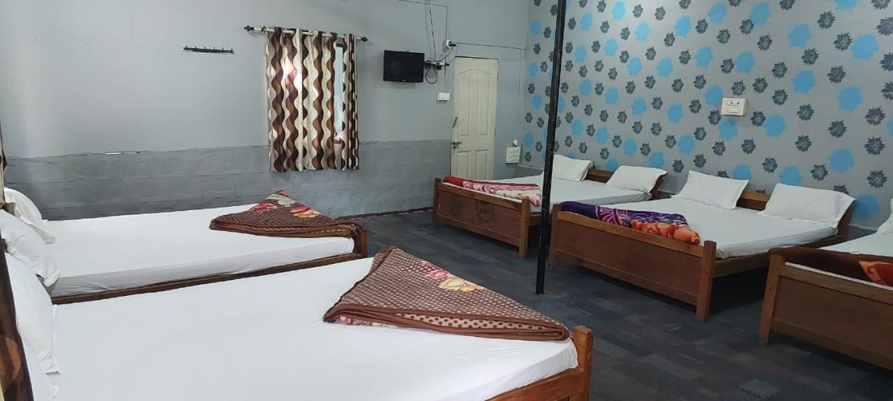 10-Bed Mixed Dormitory Room photo 3