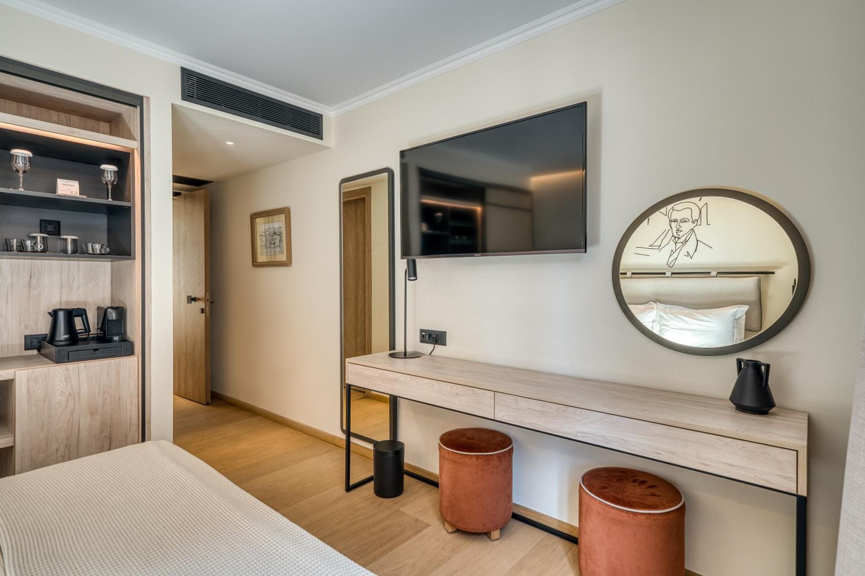 Superior Double or Twin Room with City View - Photo 29