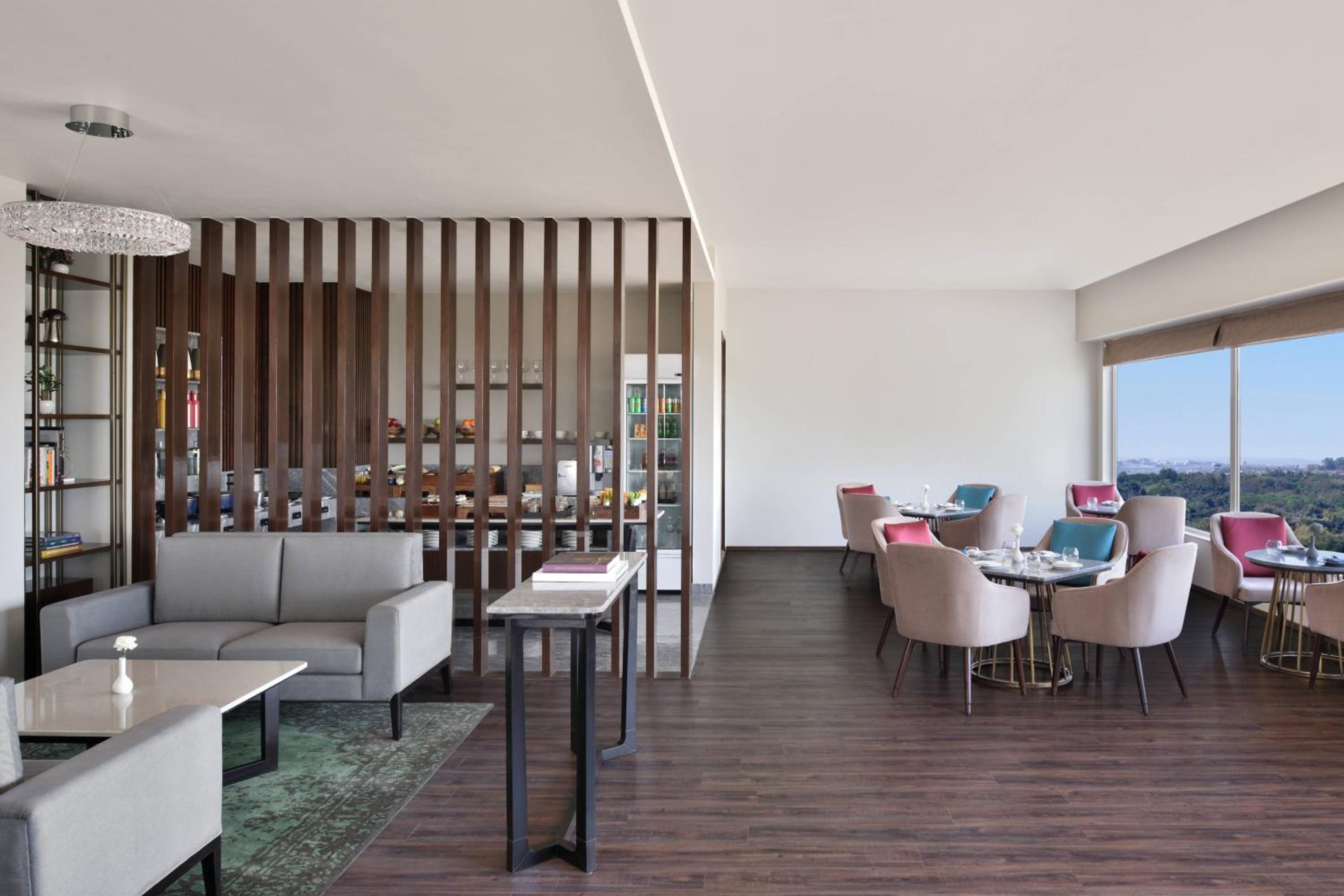 Junior Suite, 1 King, City View, Executive Lounge Access, 2 pieces laundry per day