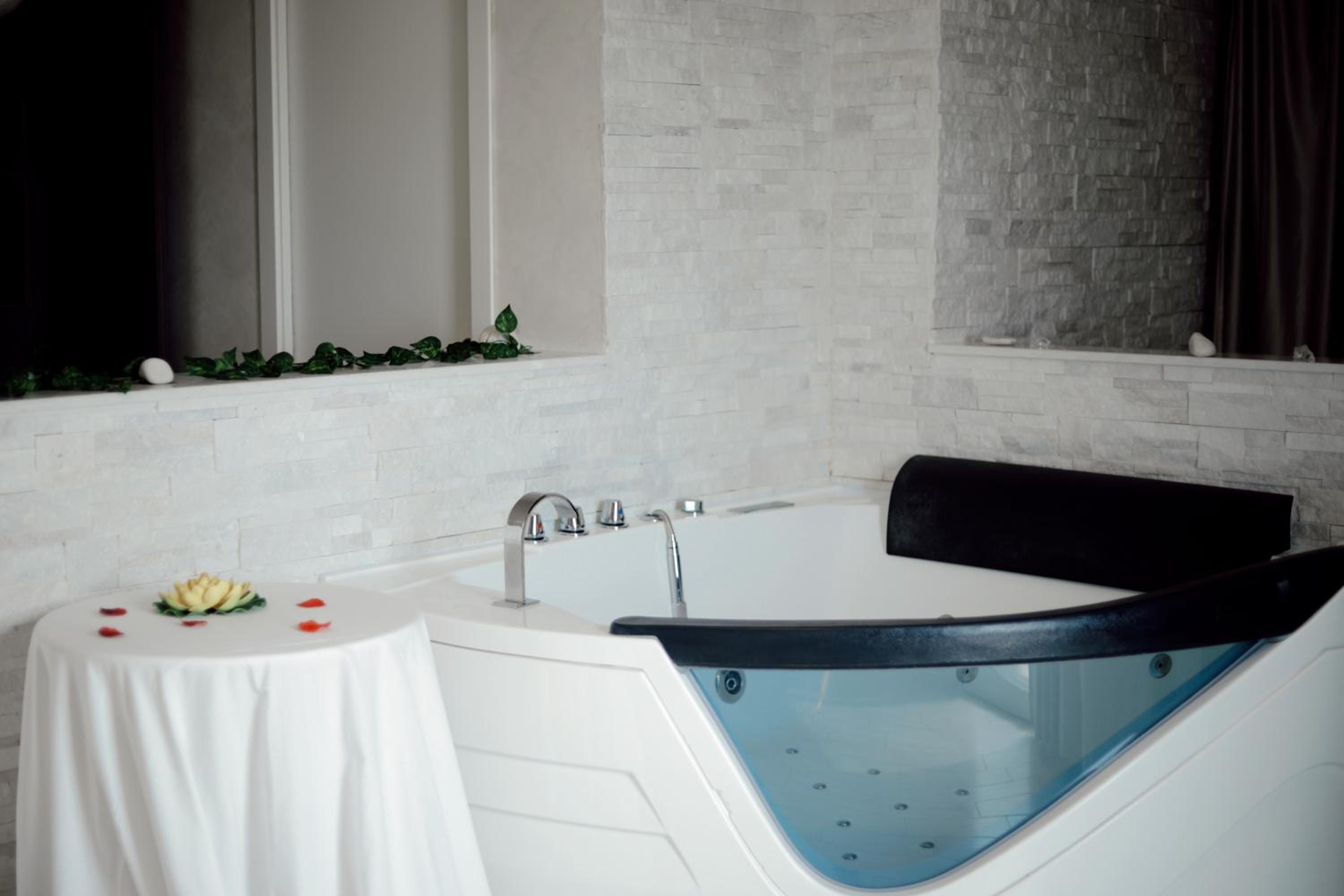 Suite with Spa Bath - Photo 14