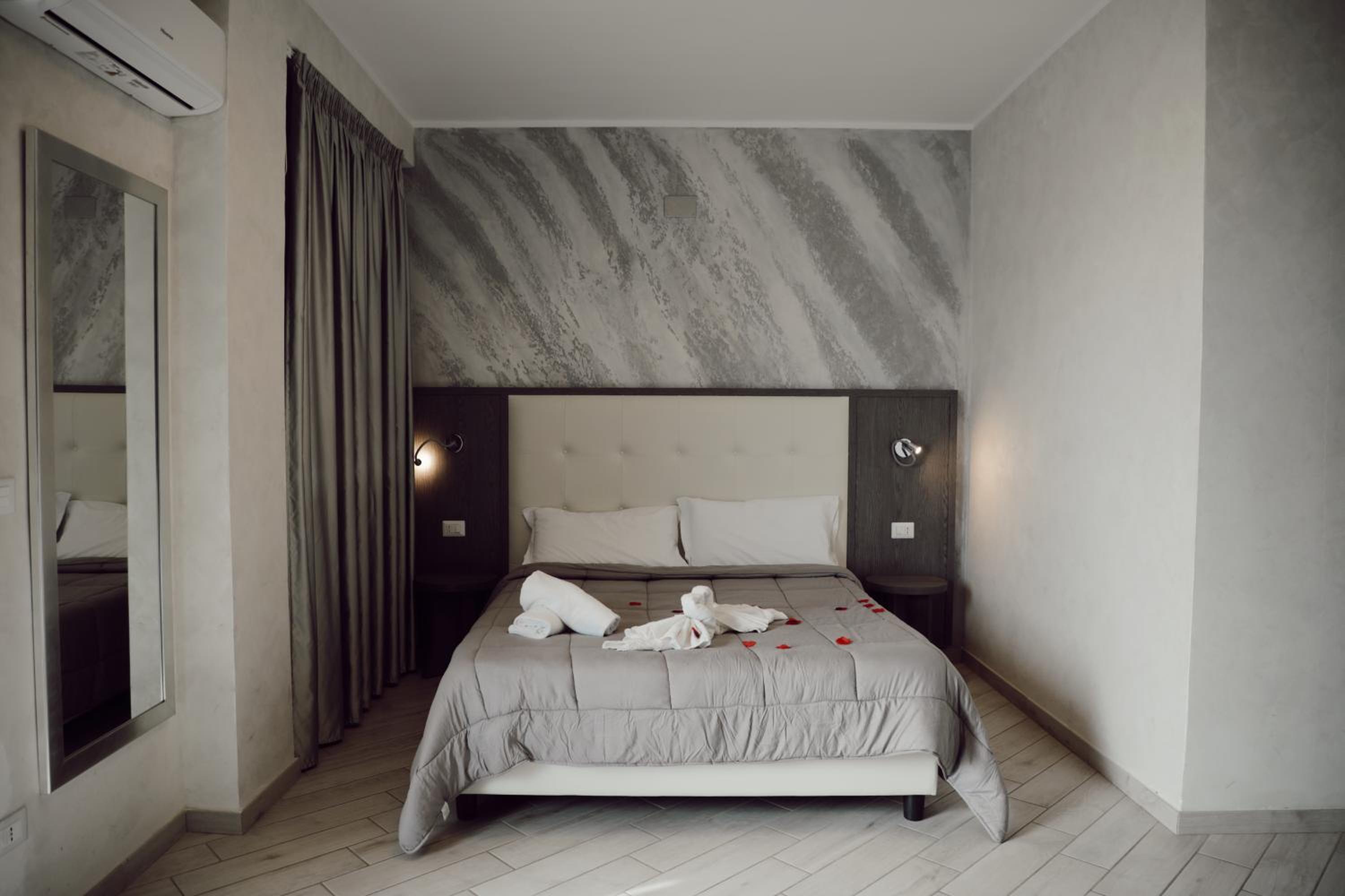 Suite with Spa Bath - Photo 1