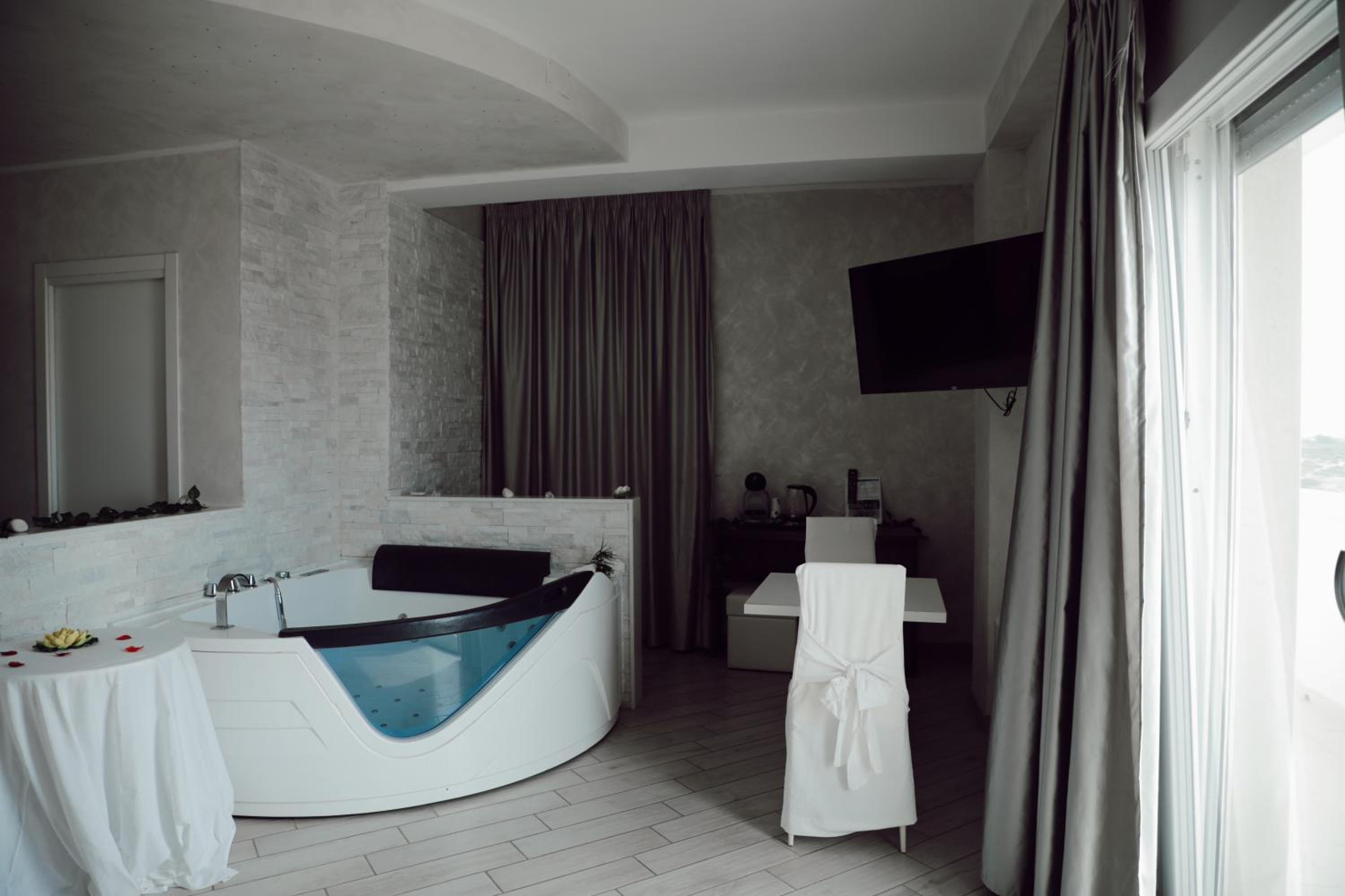 Suite with Spa Bath - Photo 28