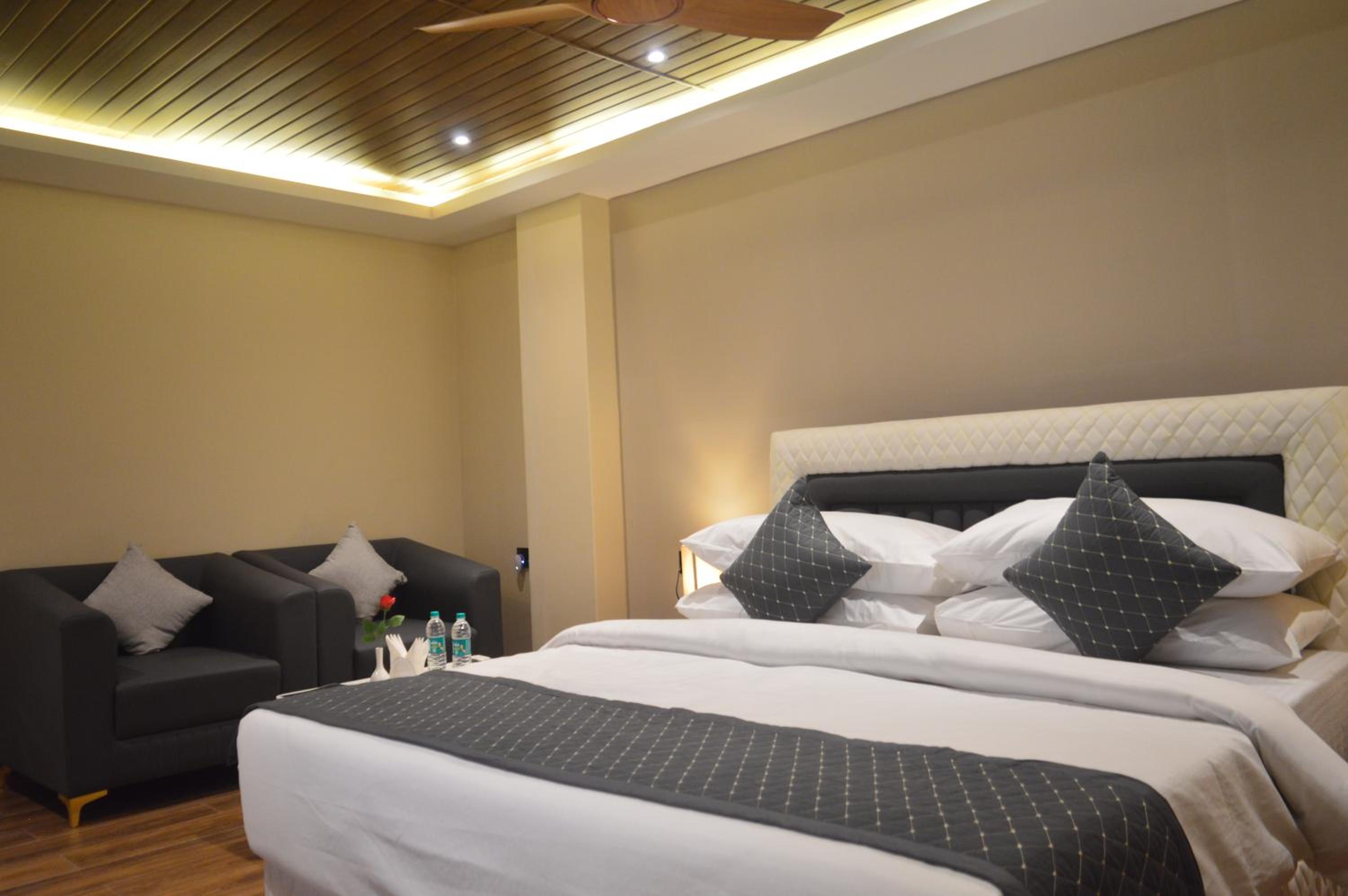 Deluxe King Room photo 1