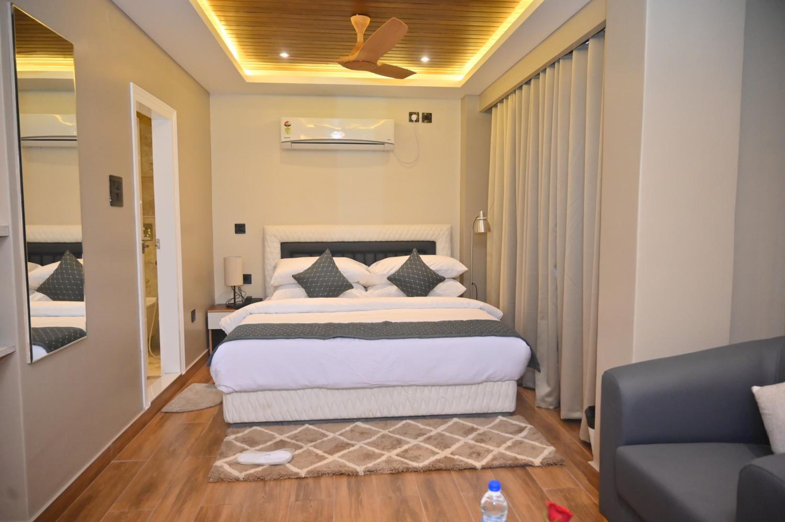 Standard King Room photo 2