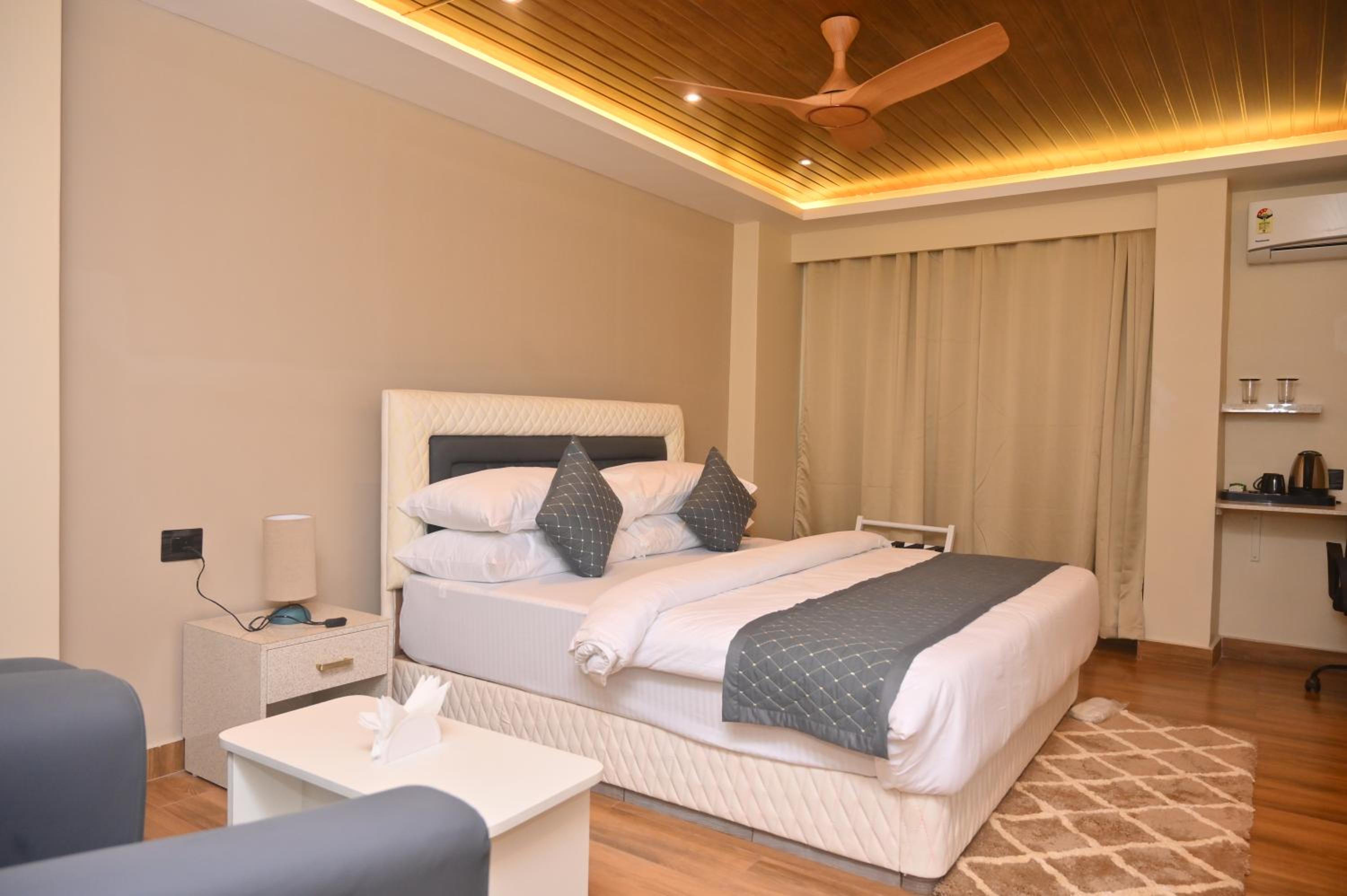 Standard King Room photo 3
