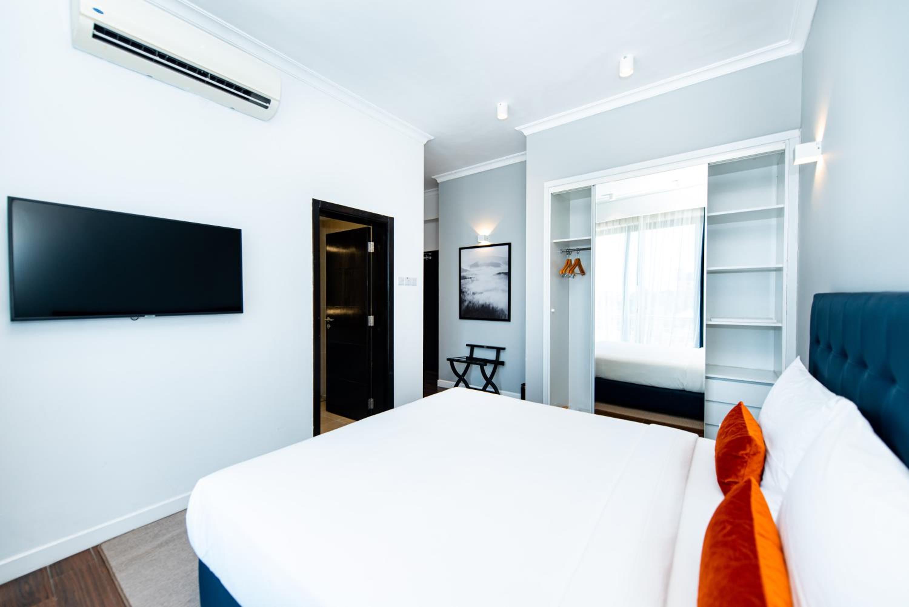 Luxury Ocean Suite - Photo 6