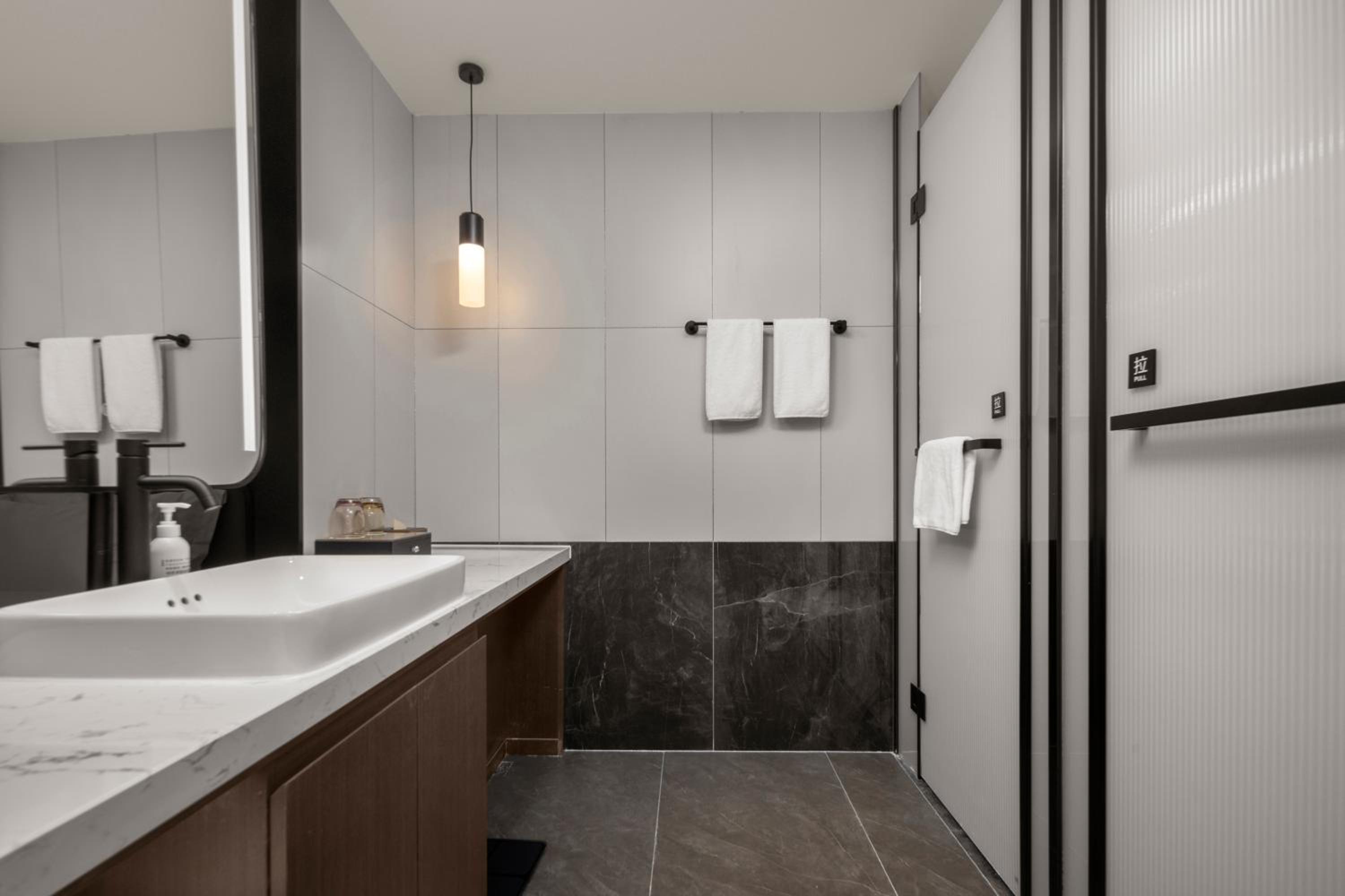 Elegant Double Room photo 3
