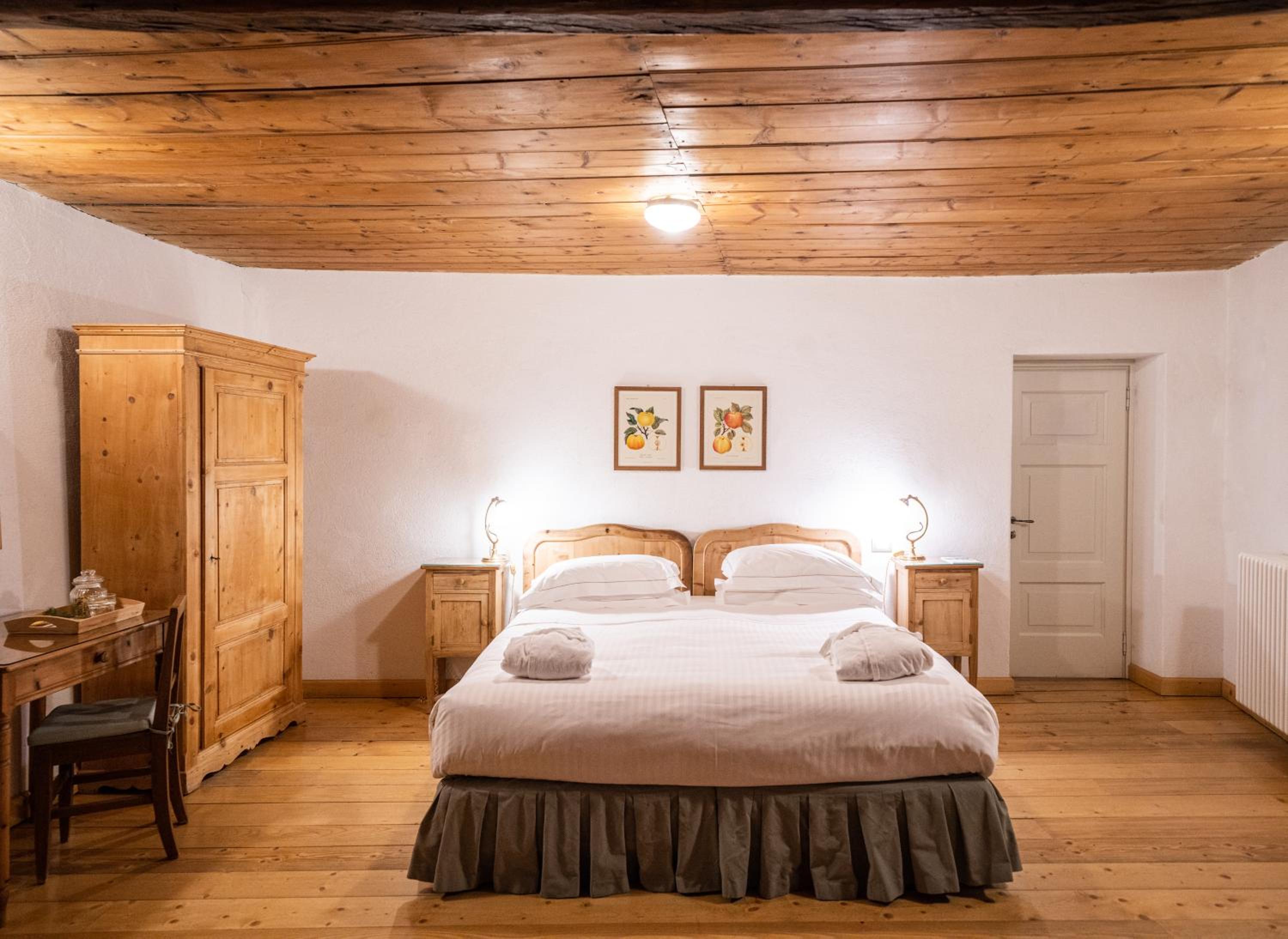 Junior Suite with Spa Access - Photo 3