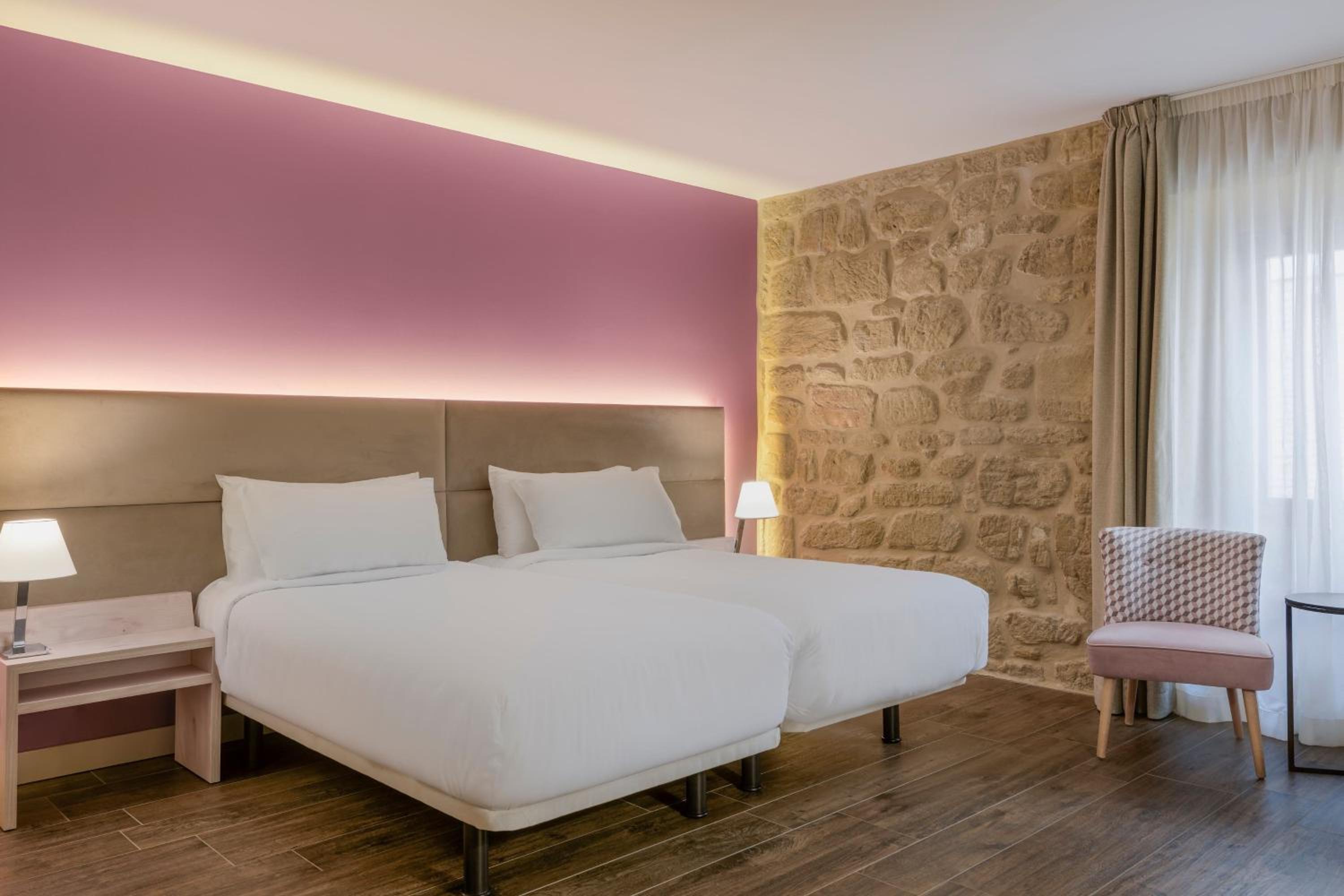 Deluxe Twin Room thumbnail 5