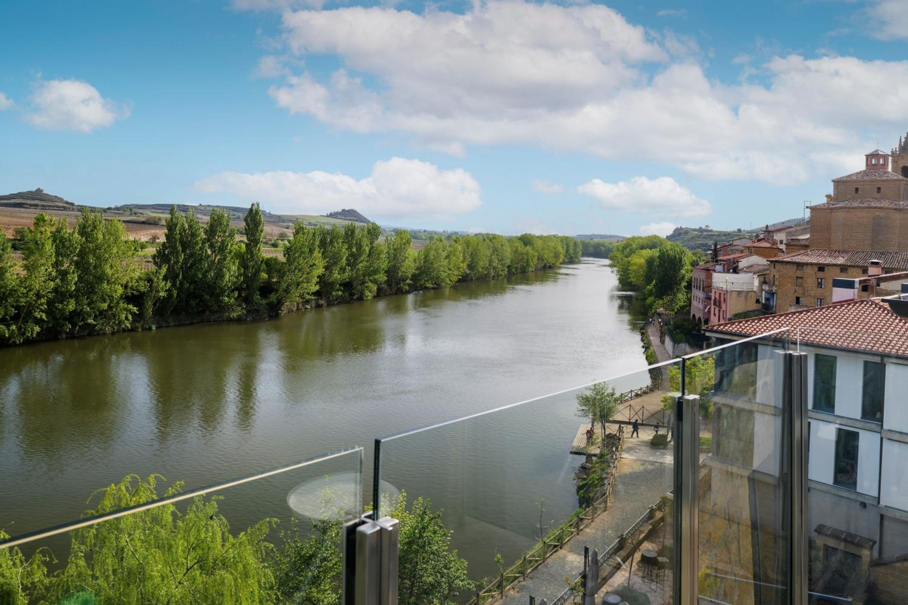 Junior King Suite with River View thumbnail 5