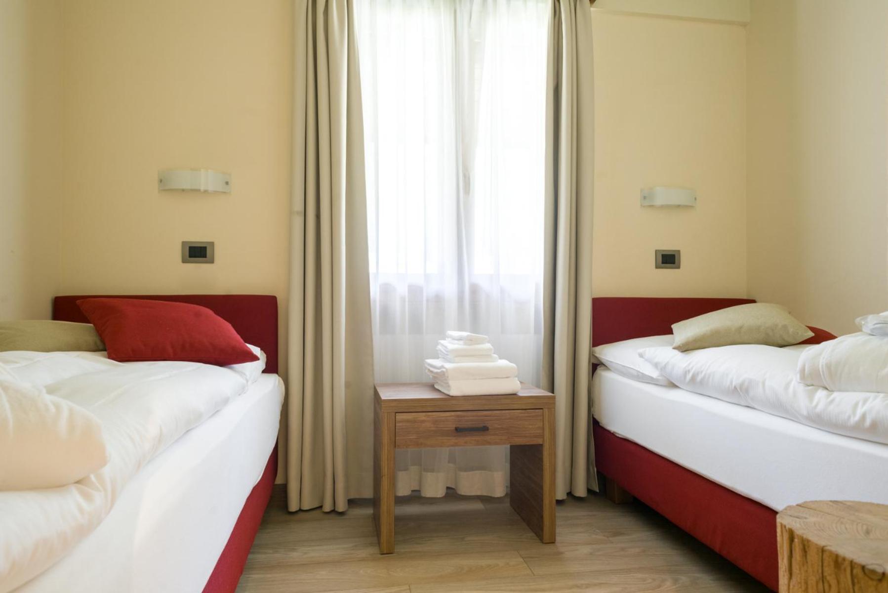 bedroom with two twin beds and a small side table