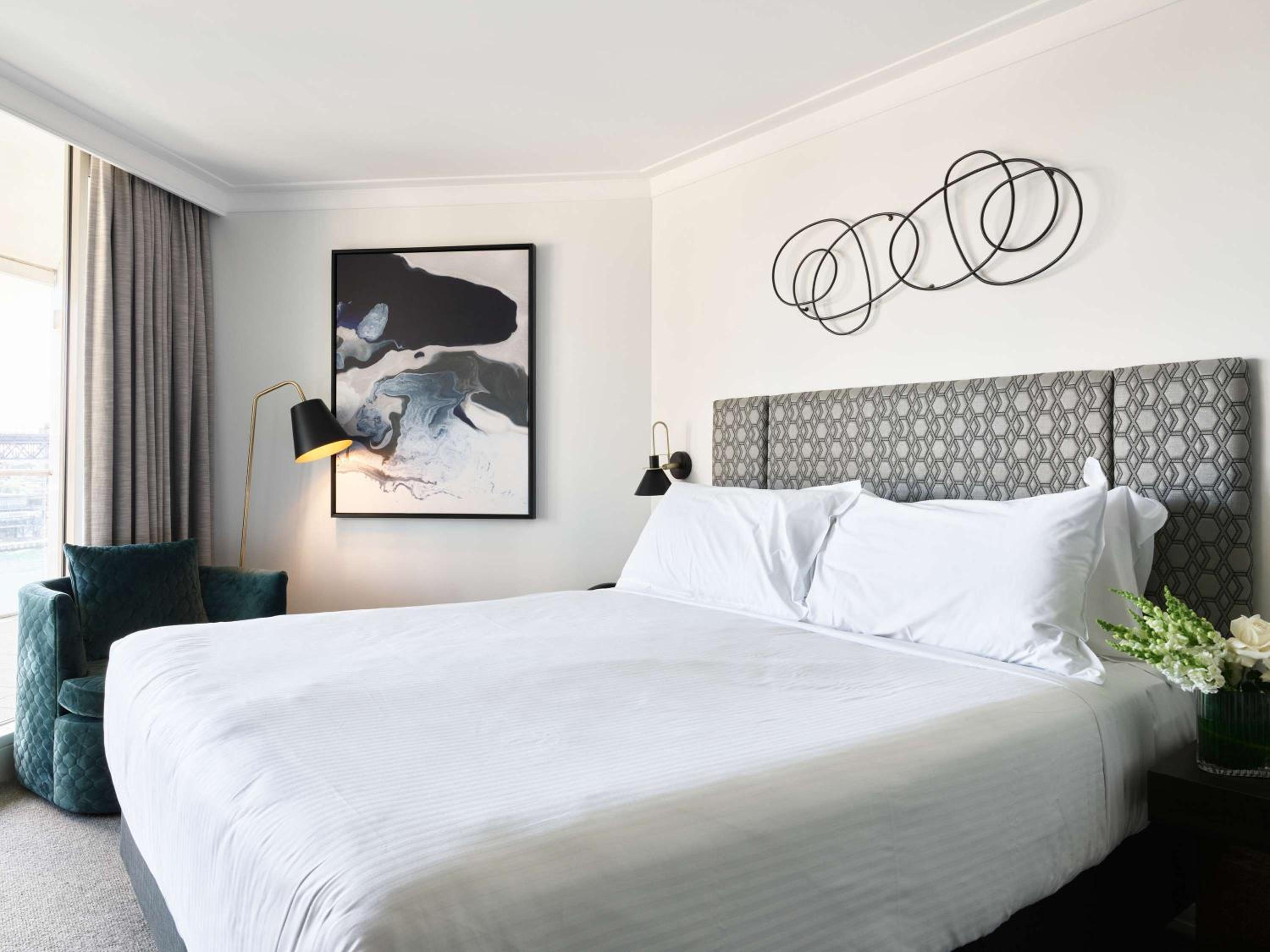 Deluxe One-Bedroom Apartment with Harbor View thumbnail 6