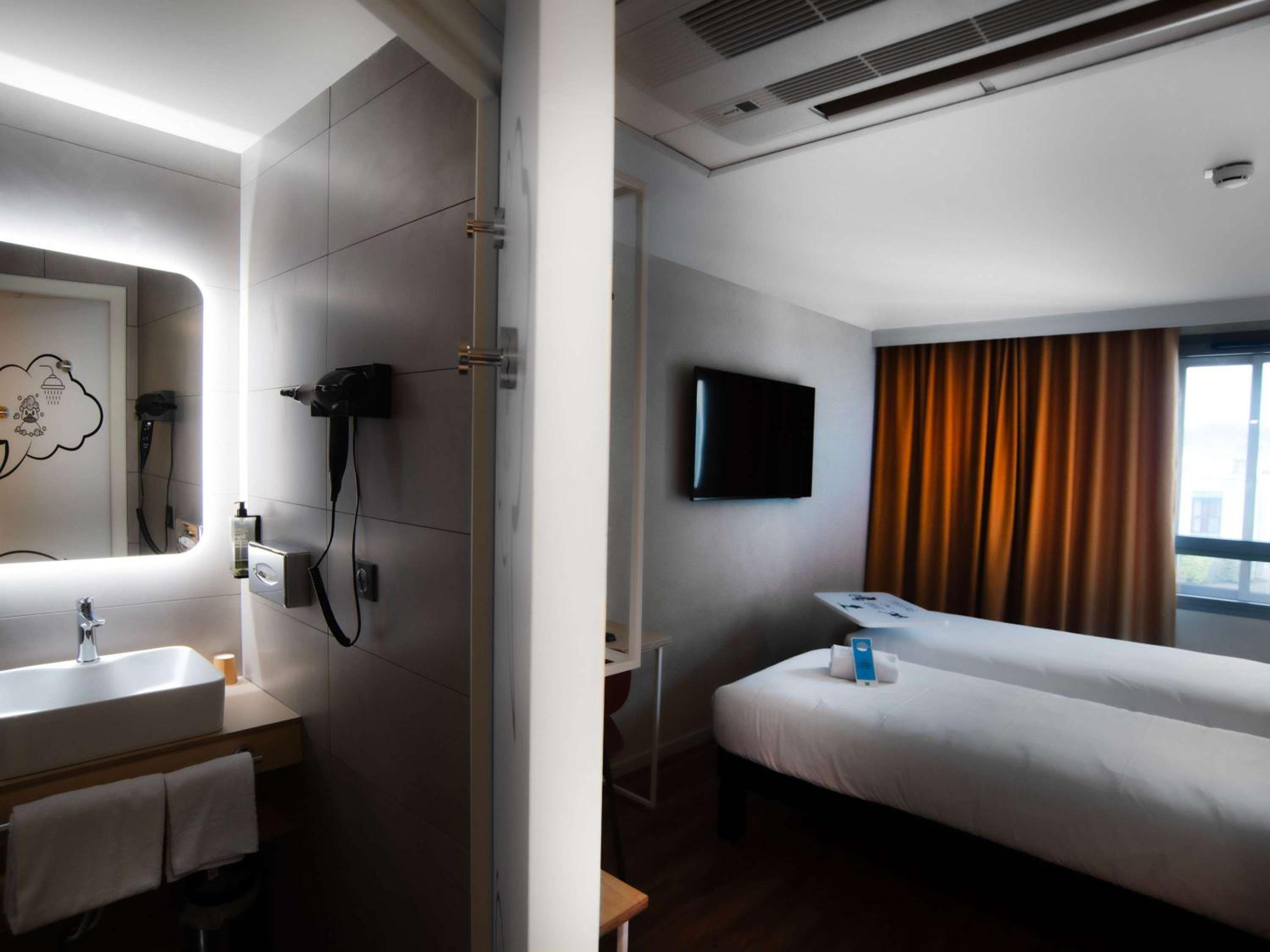 Standard Twin Room - Photo 2