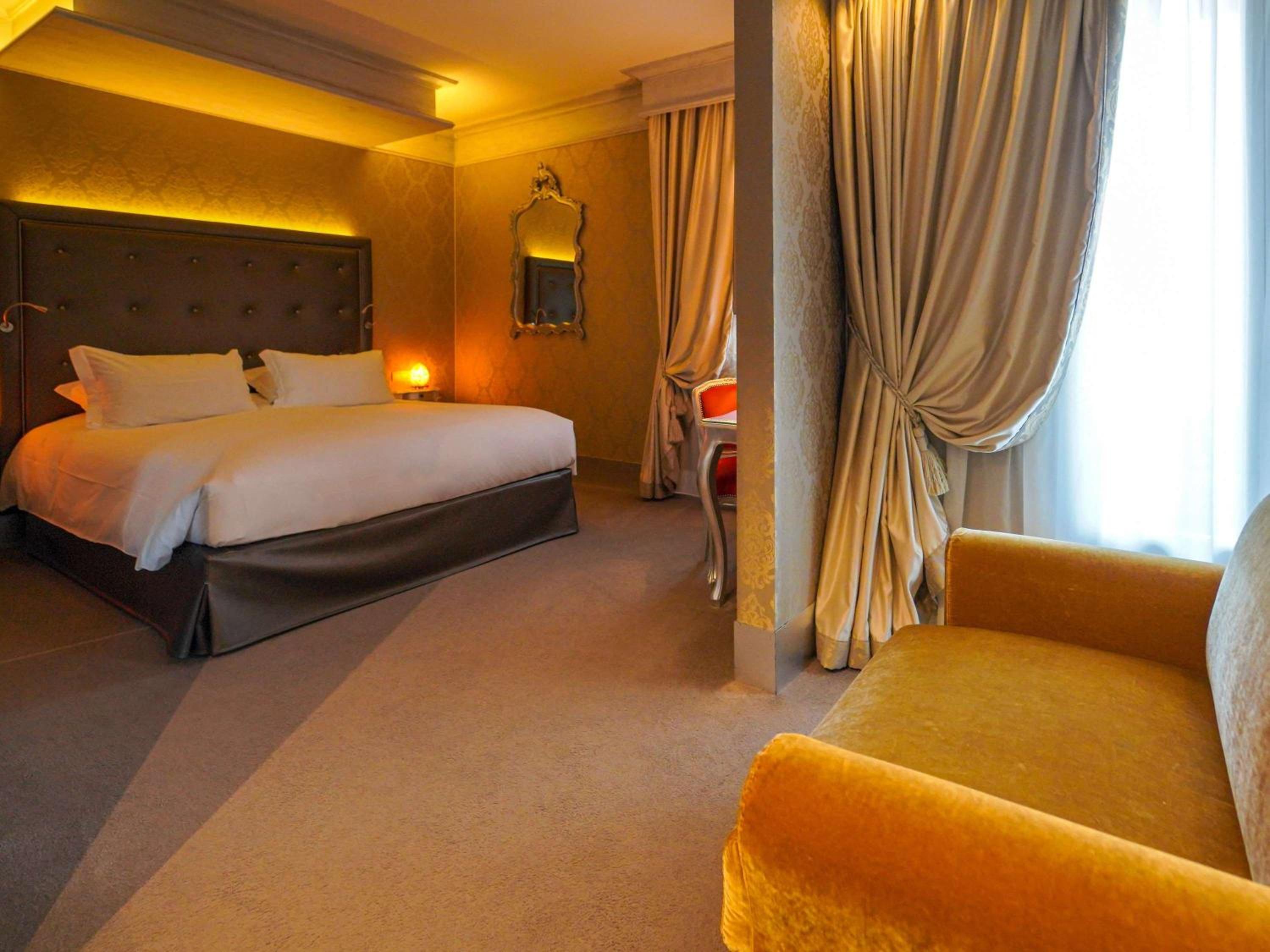 Deluxe Triple Room with Canal View thumbnail 5