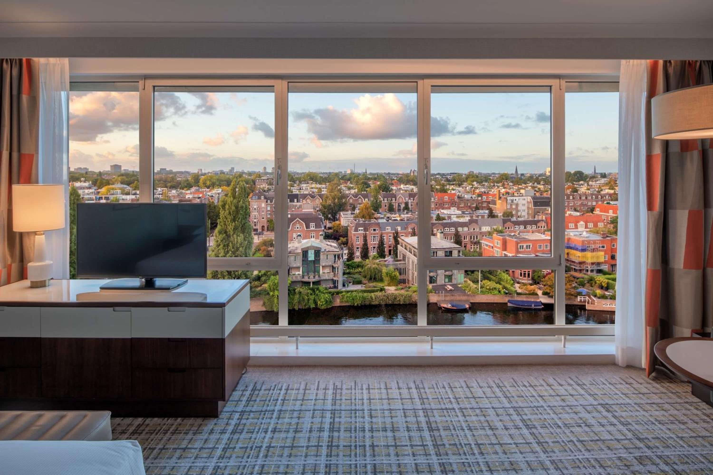 King Junior Suite Canal View High Floor