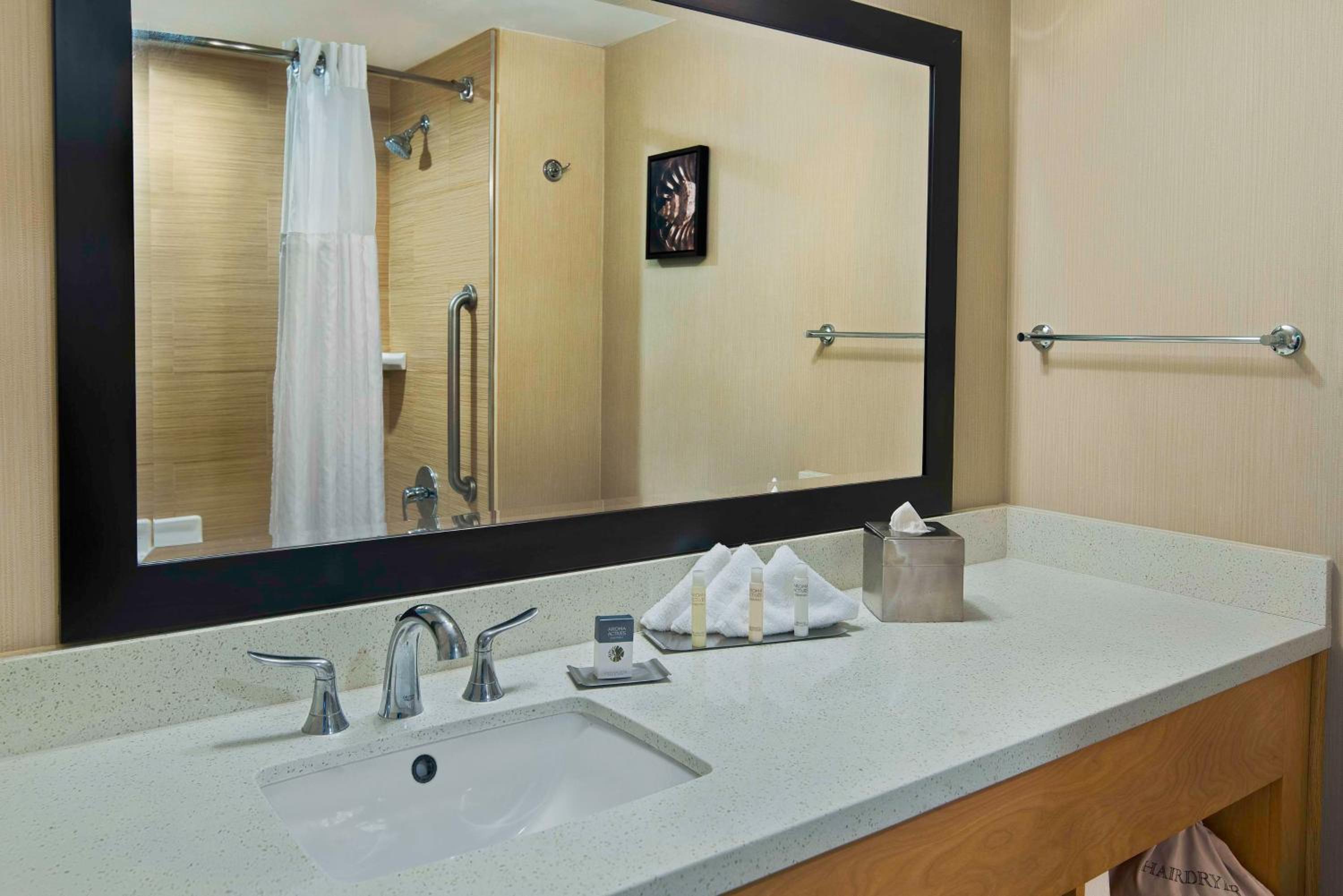 Queen Room with Two Queen Beds - Photo 3