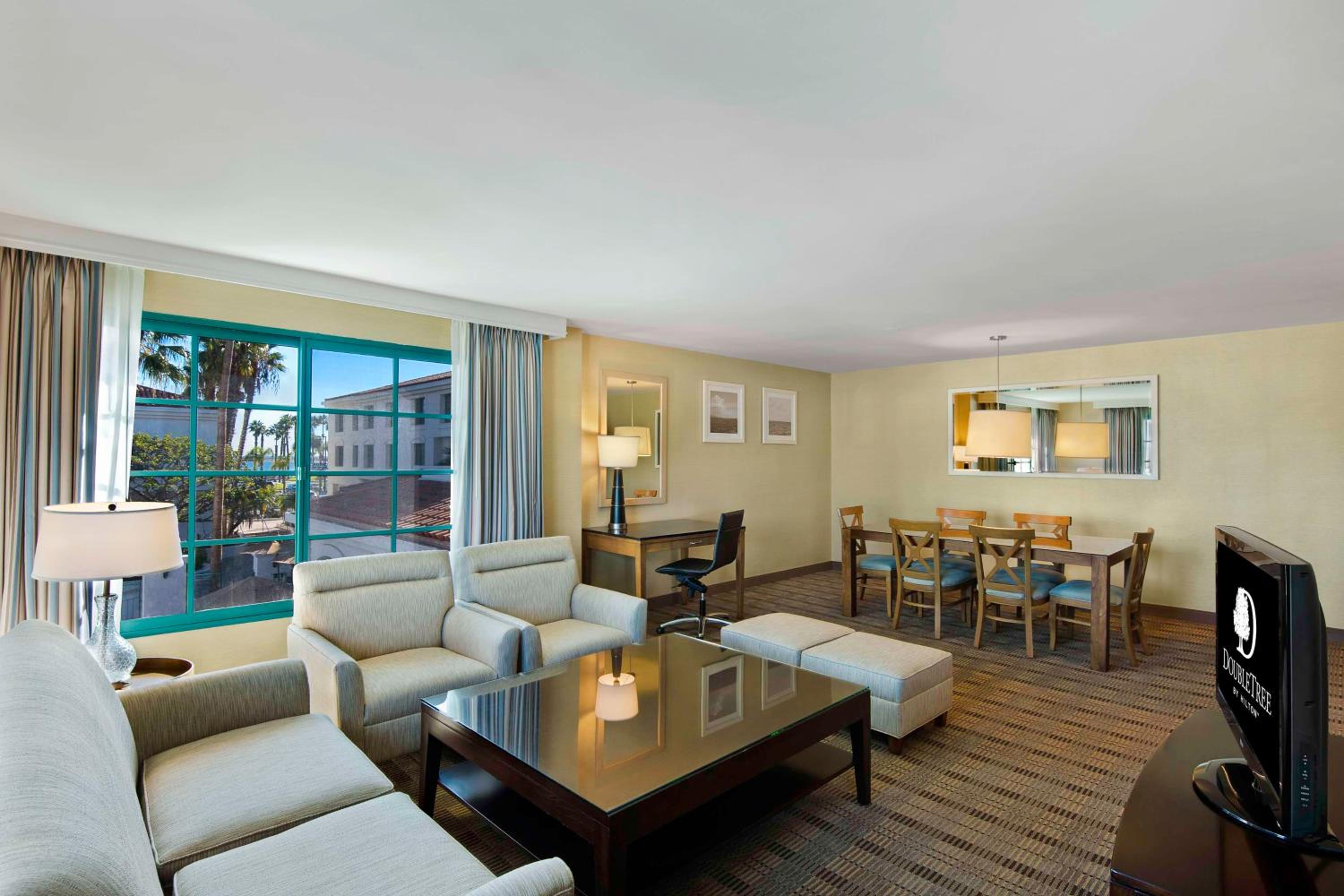 King Suite - Non-Smoking - Photo 2