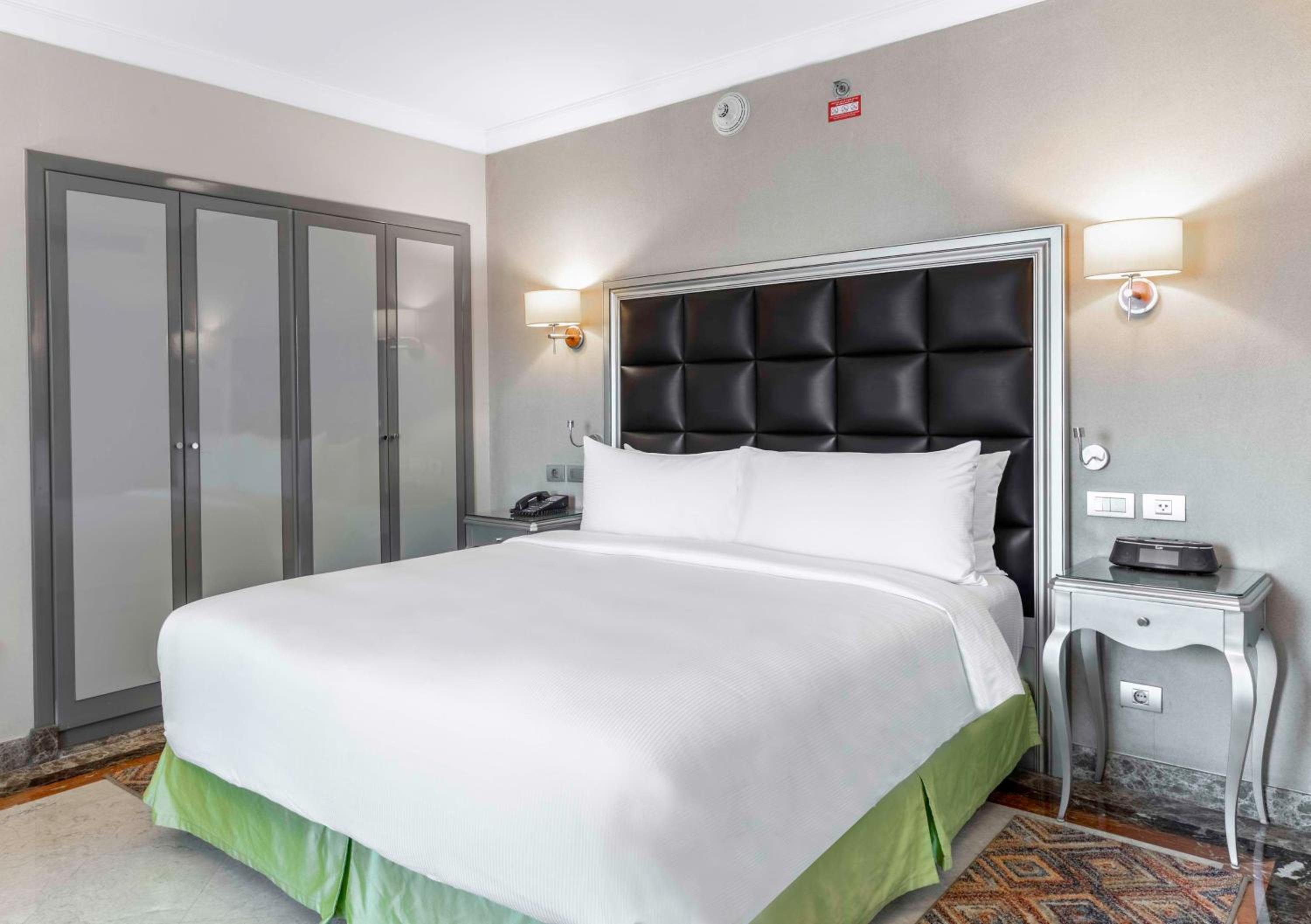 King One-Bedroom Suite with City View - Photo 10