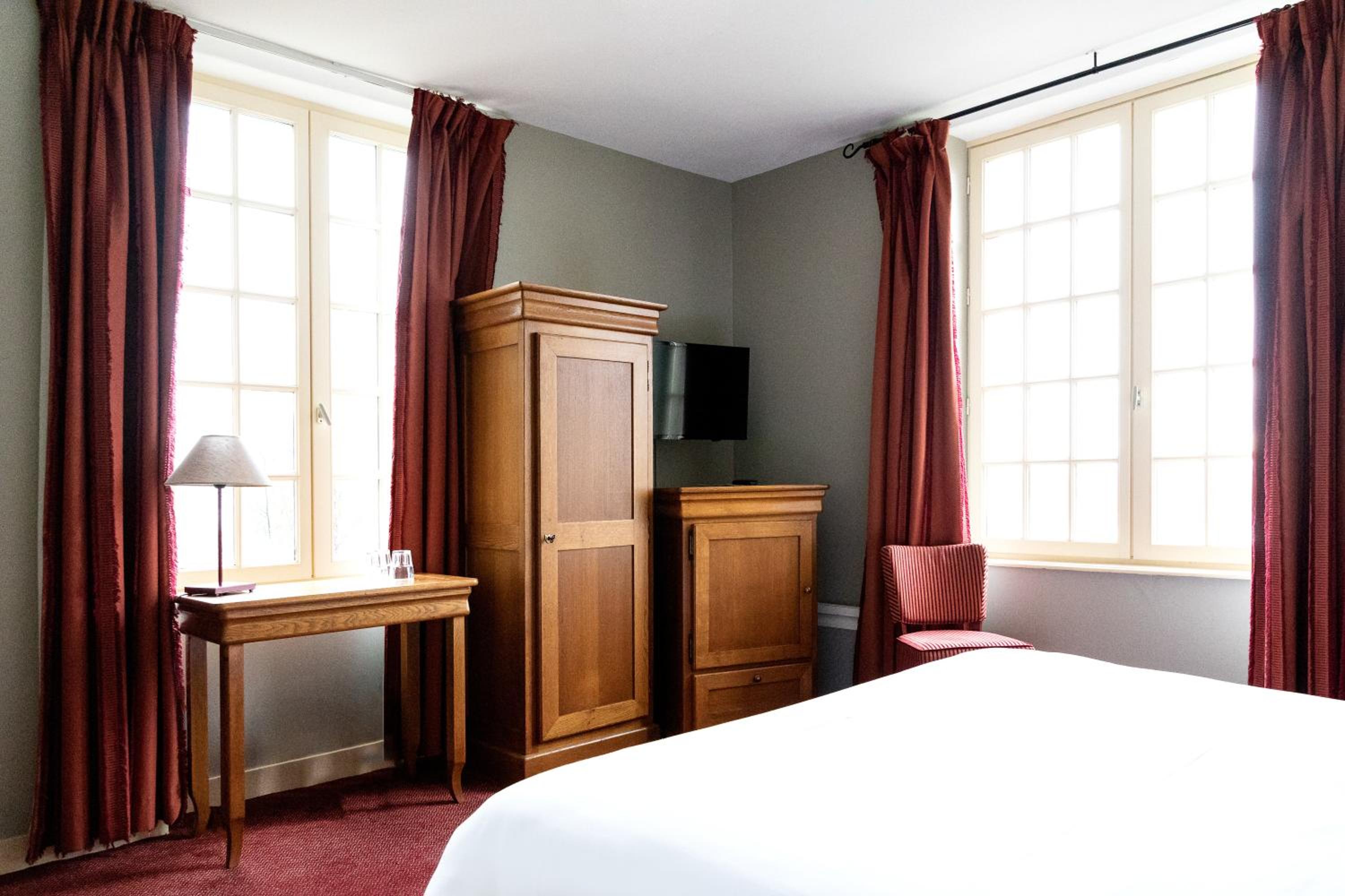Double or Twin Room with Bay Mont-Saint-Michel View - Red House  - Photo 1