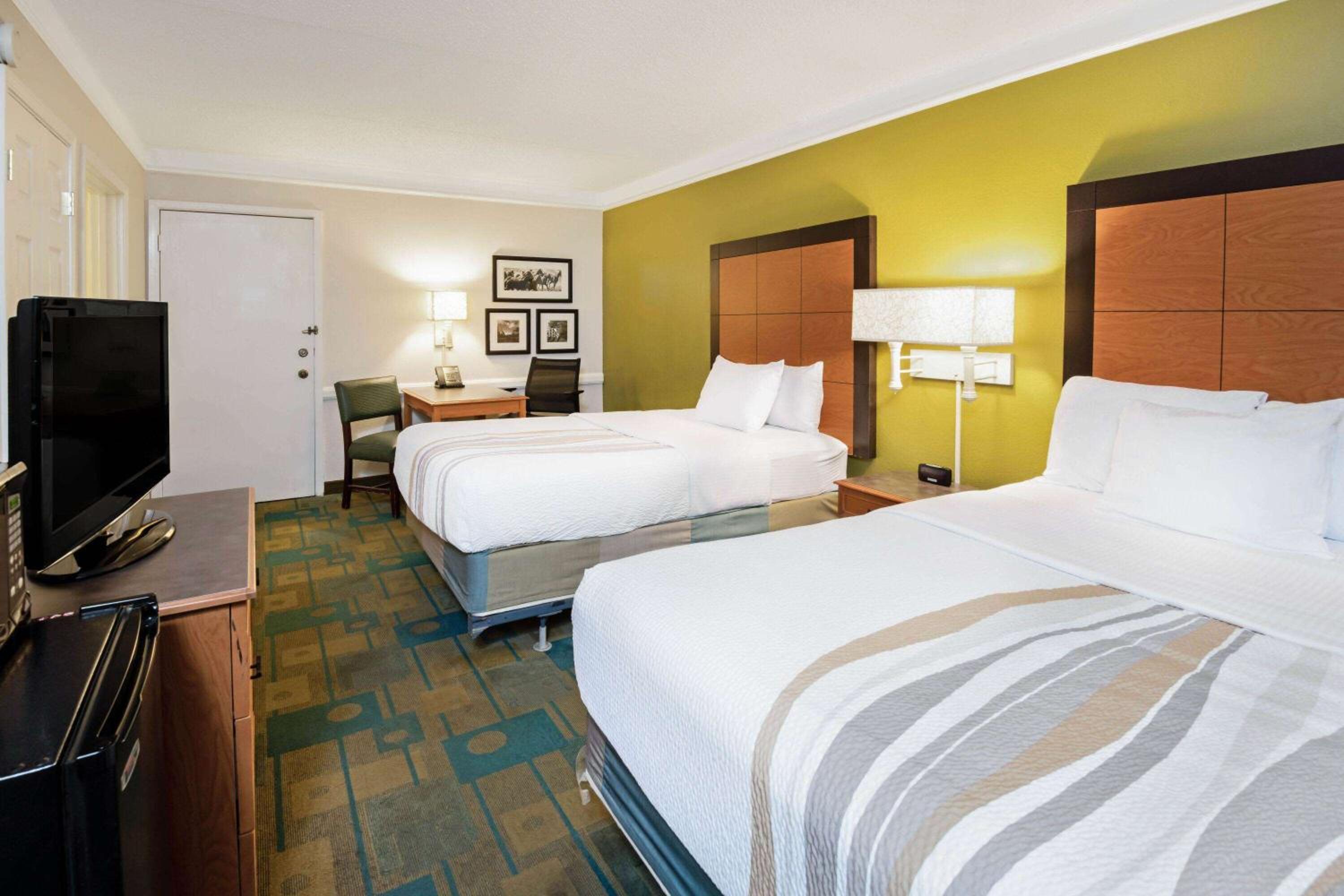 Double Room With Two Double Beds And Bath Tub - Mobility Accessible/Non-Smoking - Photo 3