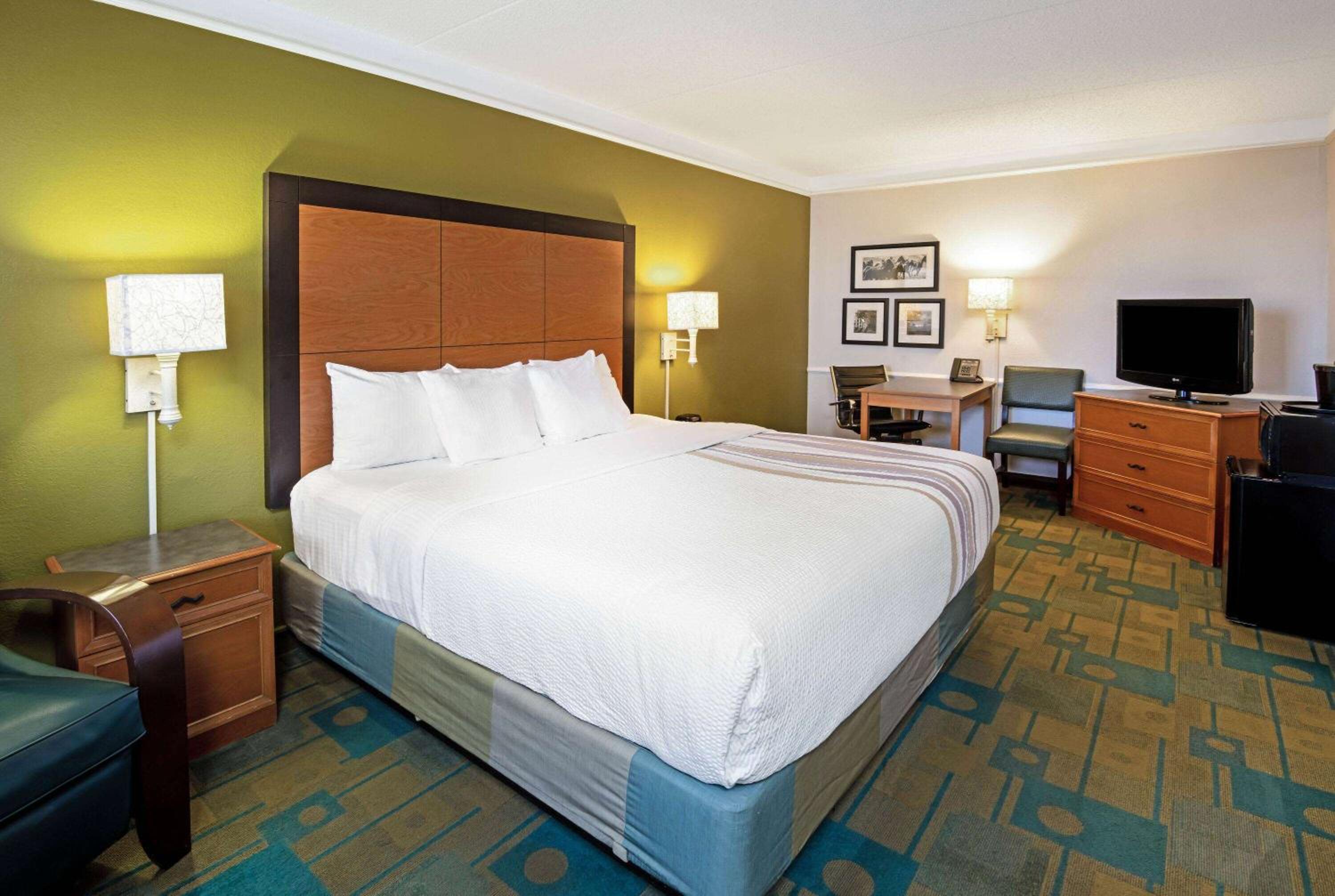 Deluxe King Room with Bathtub with Grab Bars -Mobility Accessible/Non-Smoking - Photo 5