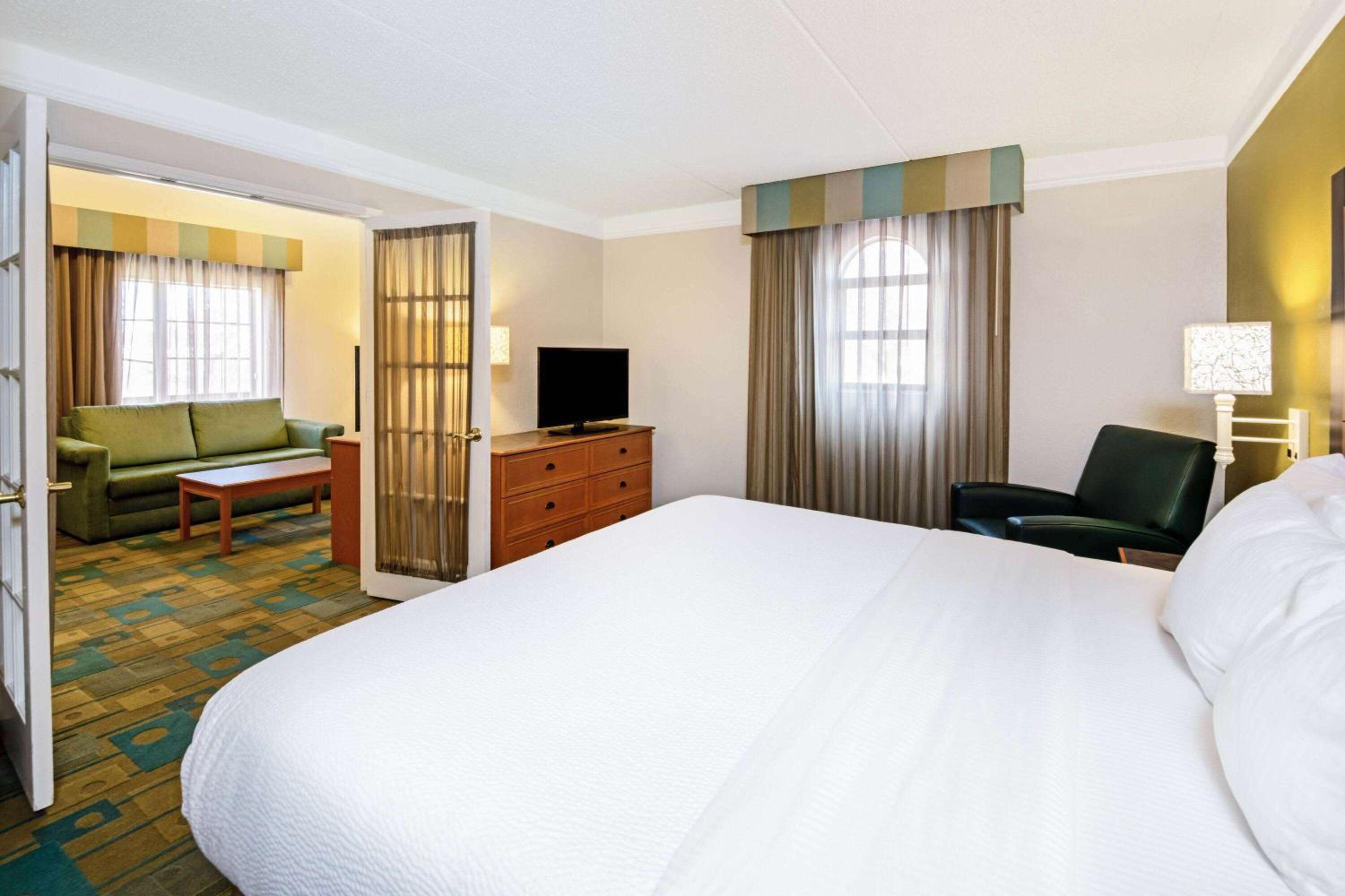 One-Bedroom King Suite - Non-Smoking - Photo 4