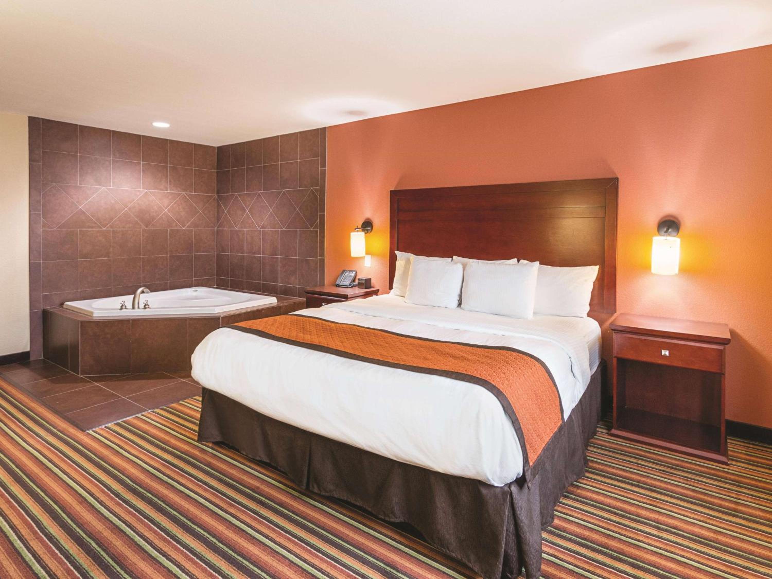Deluxe King Suite - Non-Smoking - Photo 3