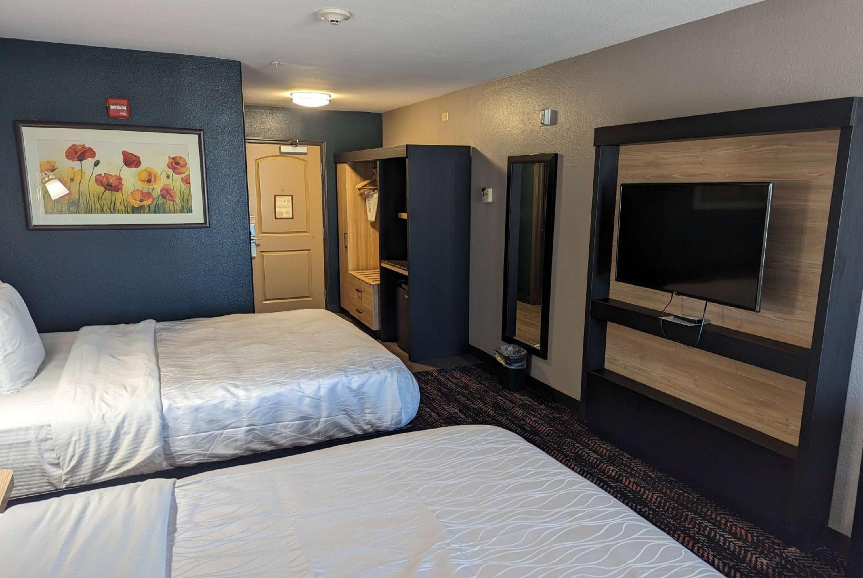 Queen Room with Two Queen Beds - Non-Smoking - Photo 2
