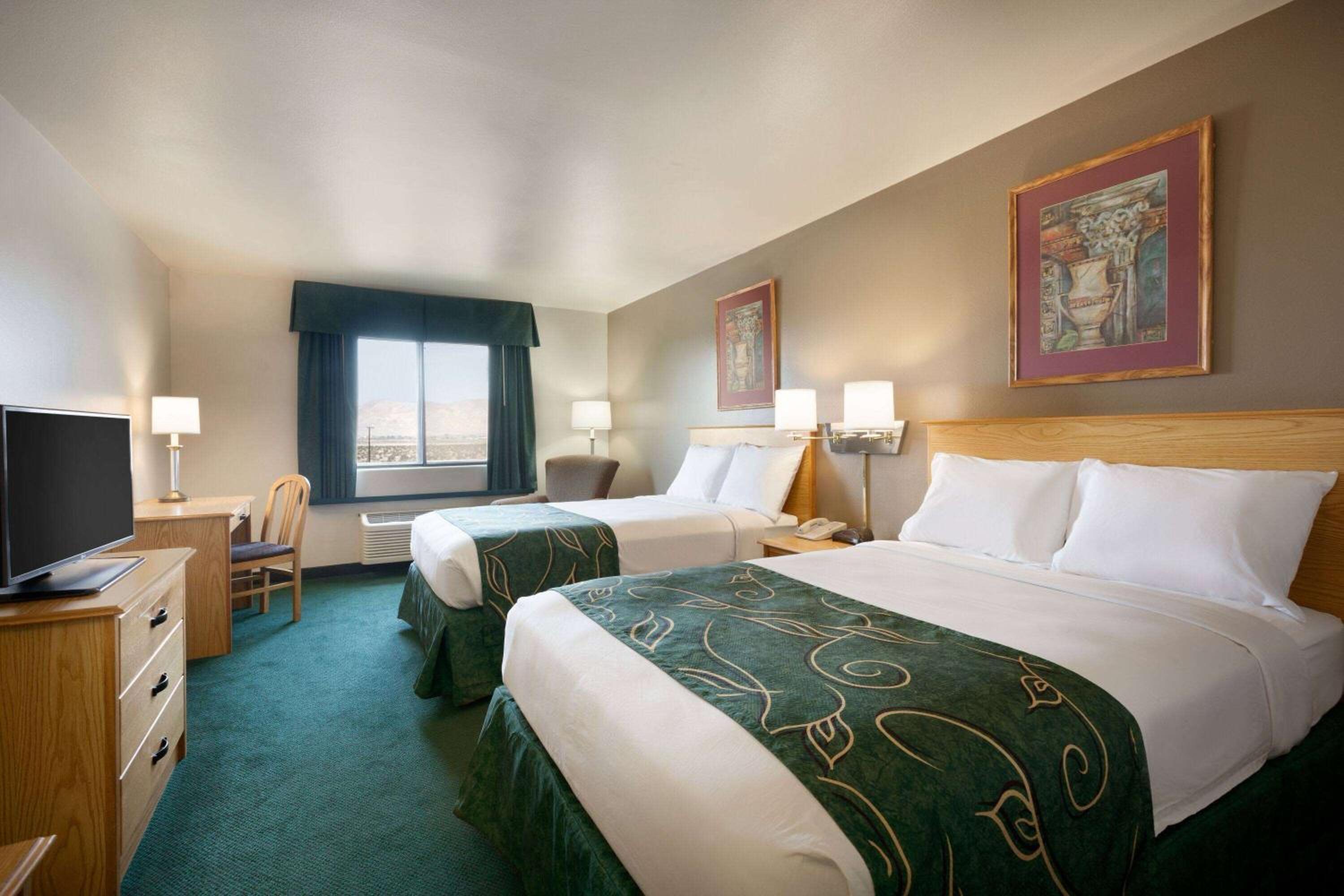 Queen Room with Two Queen Beds - Non-Smoking - Photo 2