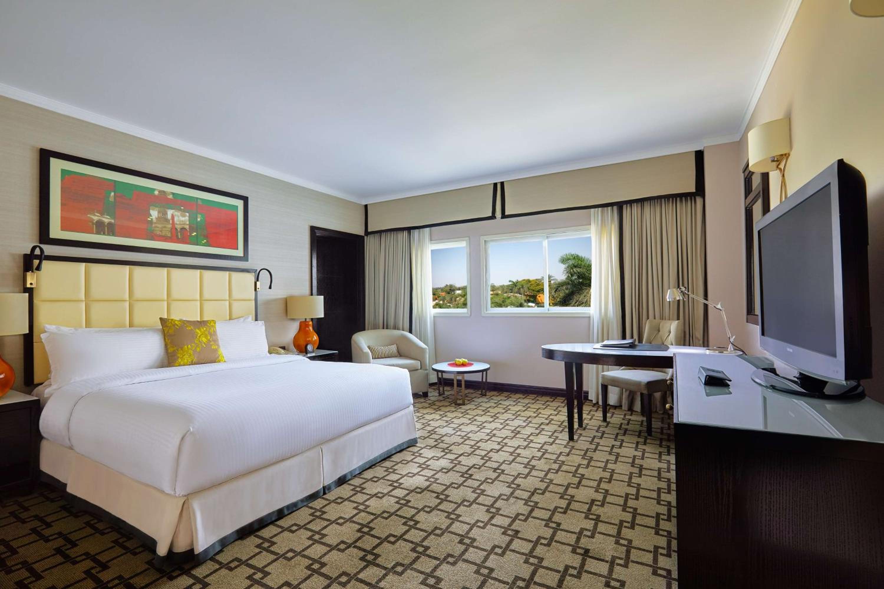 King Guest Room thumbnail 6