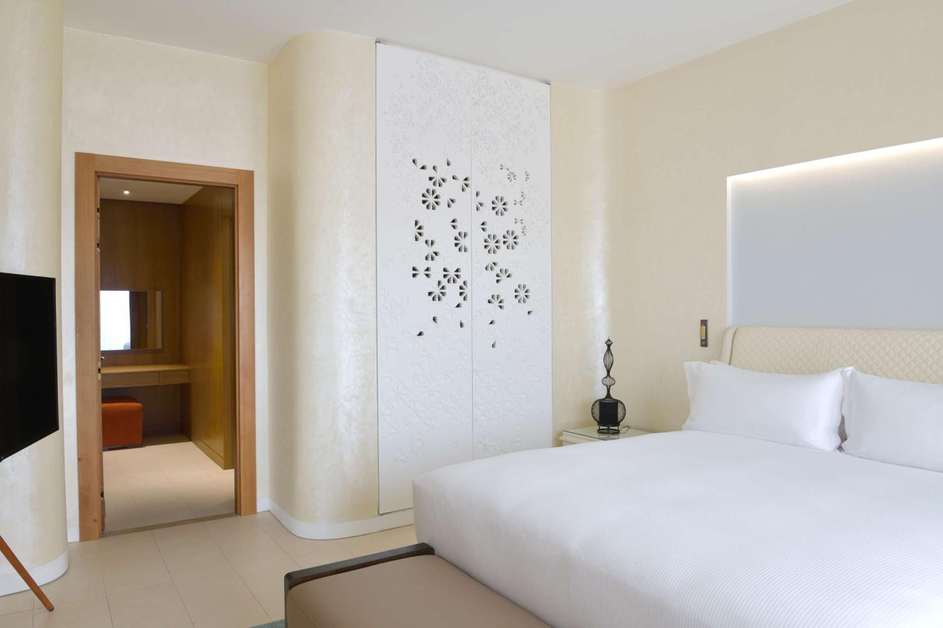 One-Bedroom King Suite with Pool View - Photo 1