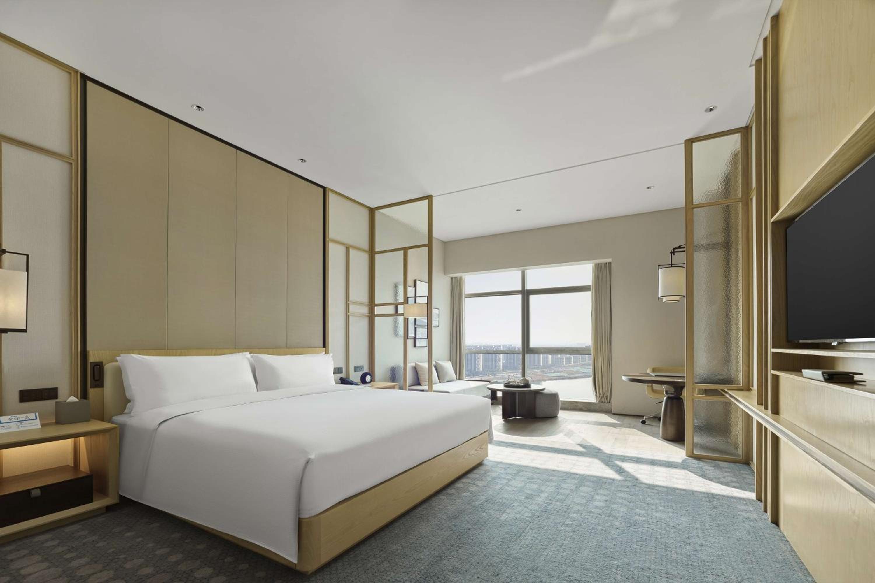 King Room with Lake View - Photo 7
