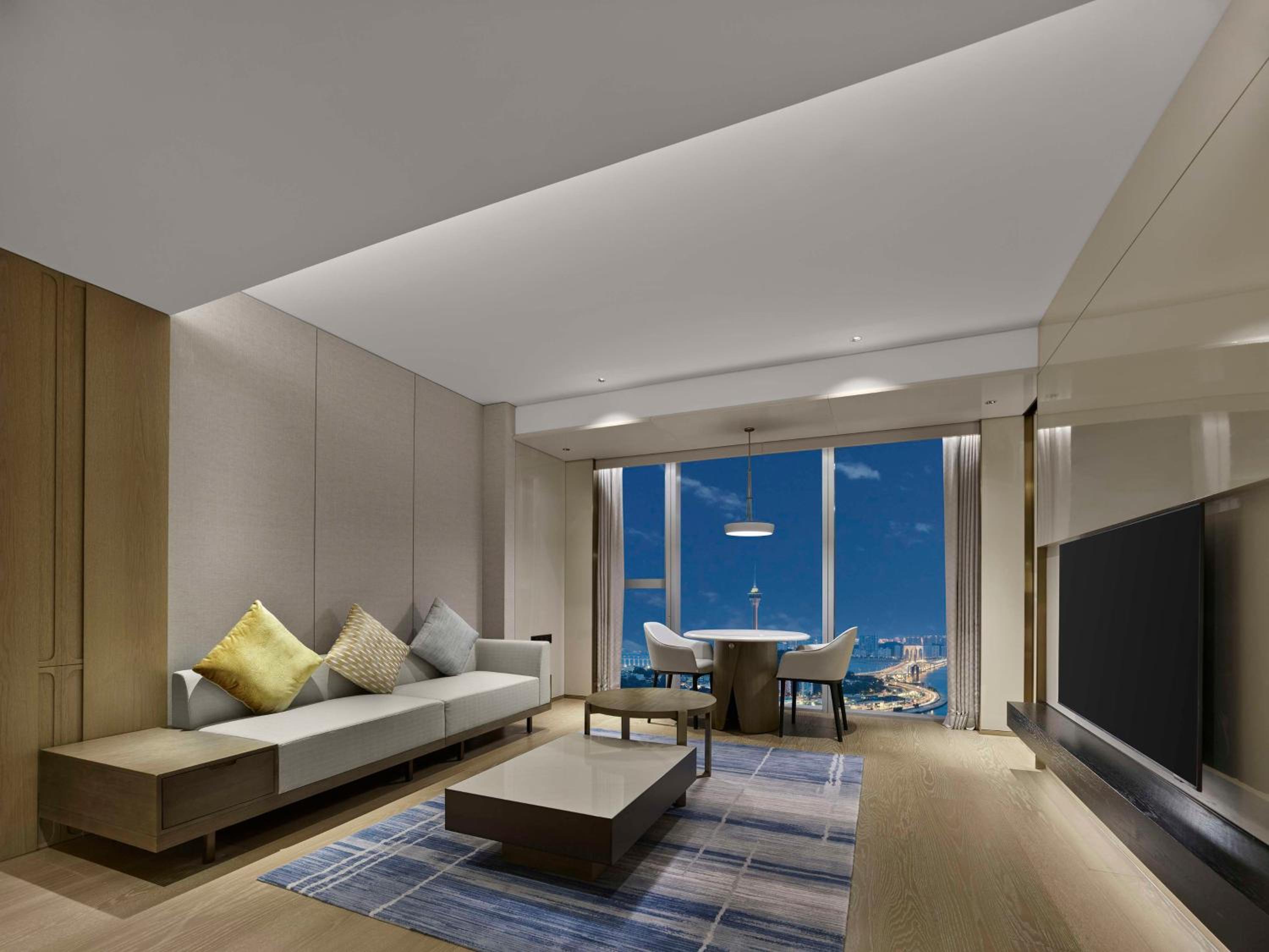Deluxe King Suite - Photo 2