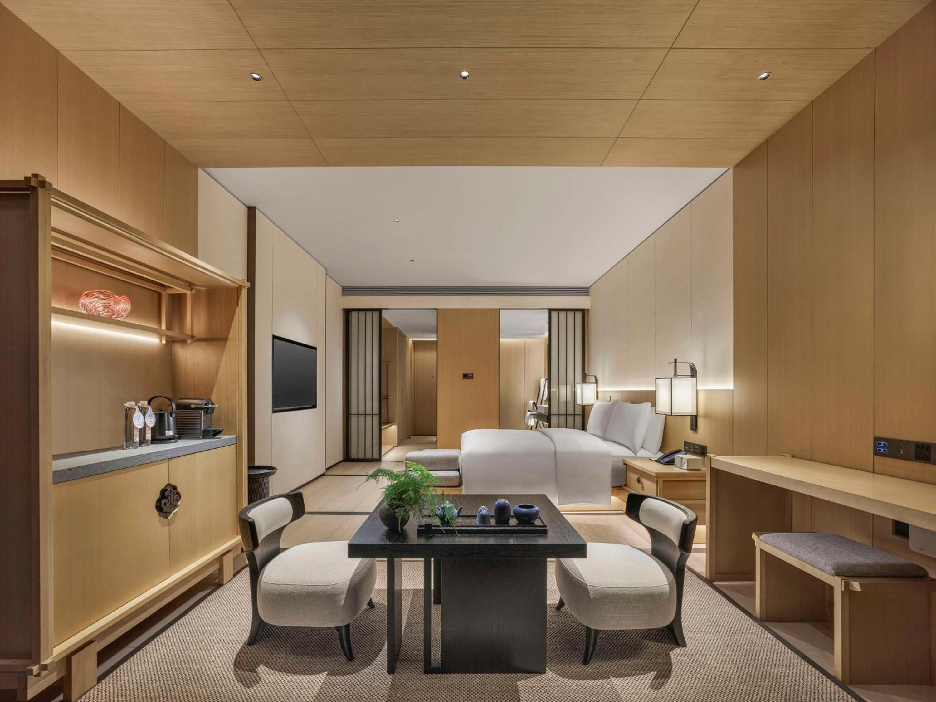 Deluxe King Room photo 1