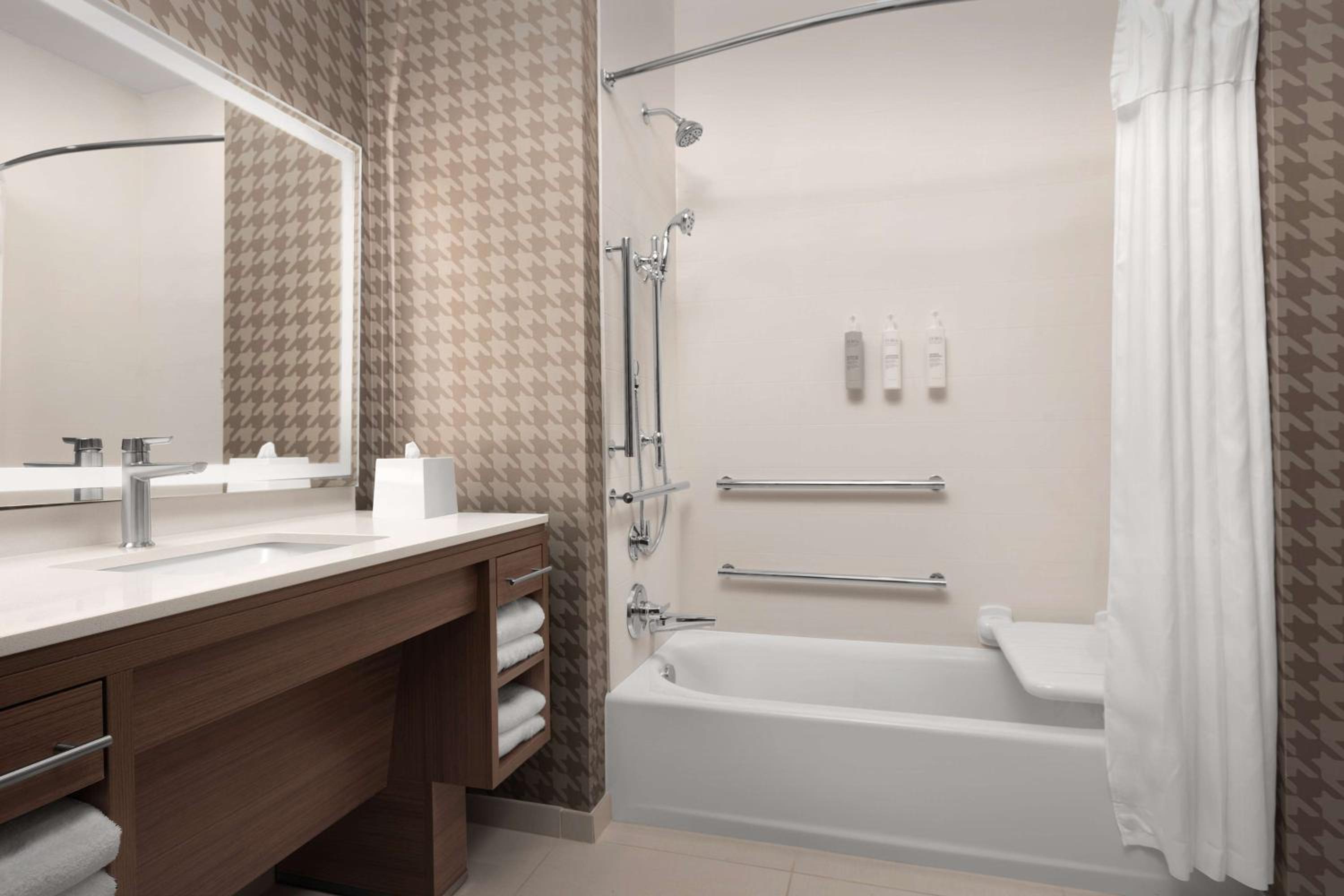 King Studio Suite with Bath Tub - Mobility Accessible - Photo 3
