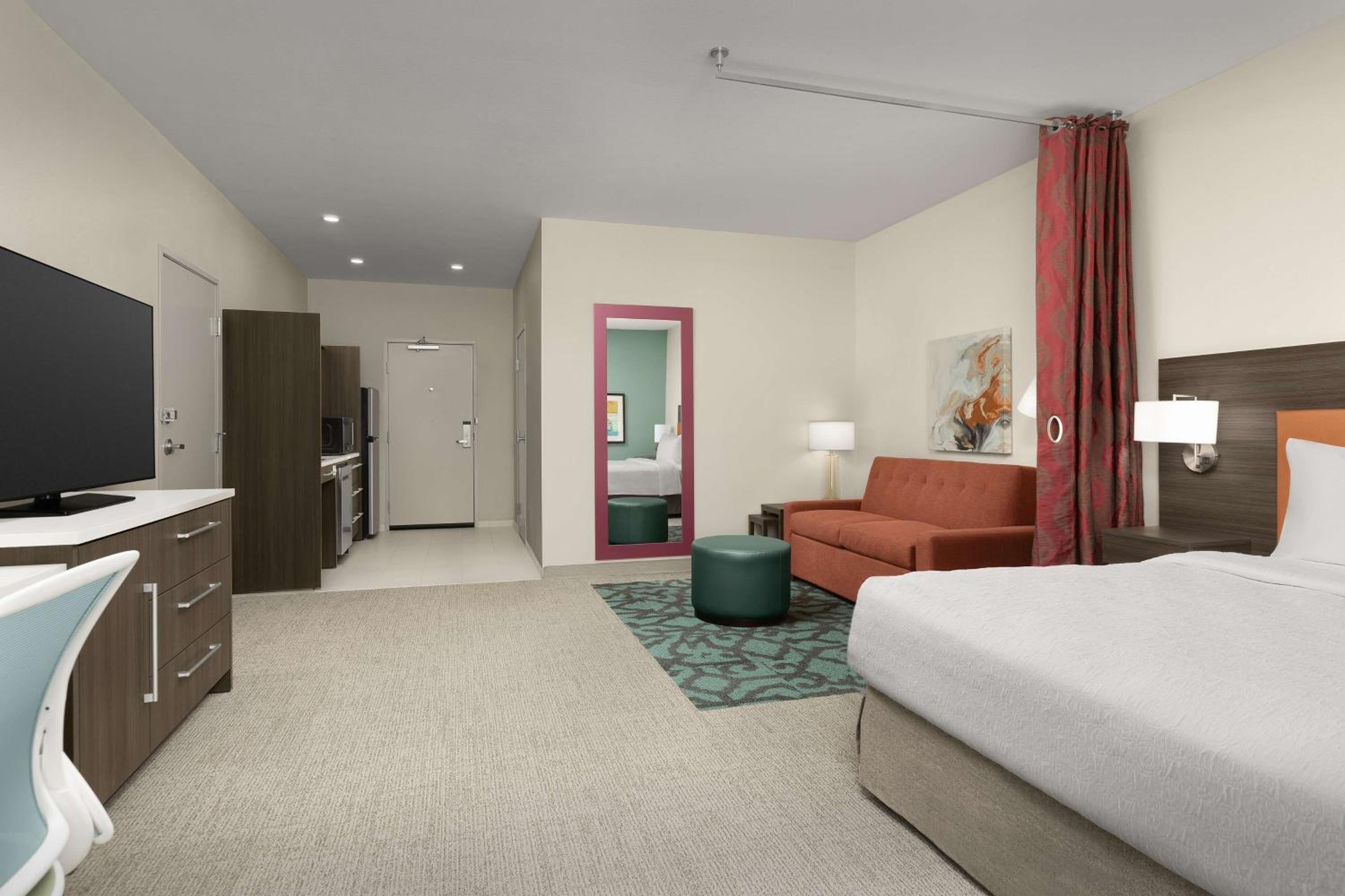 King Studio Suite with Bath Tub - Mobility Accessible - Photo 4