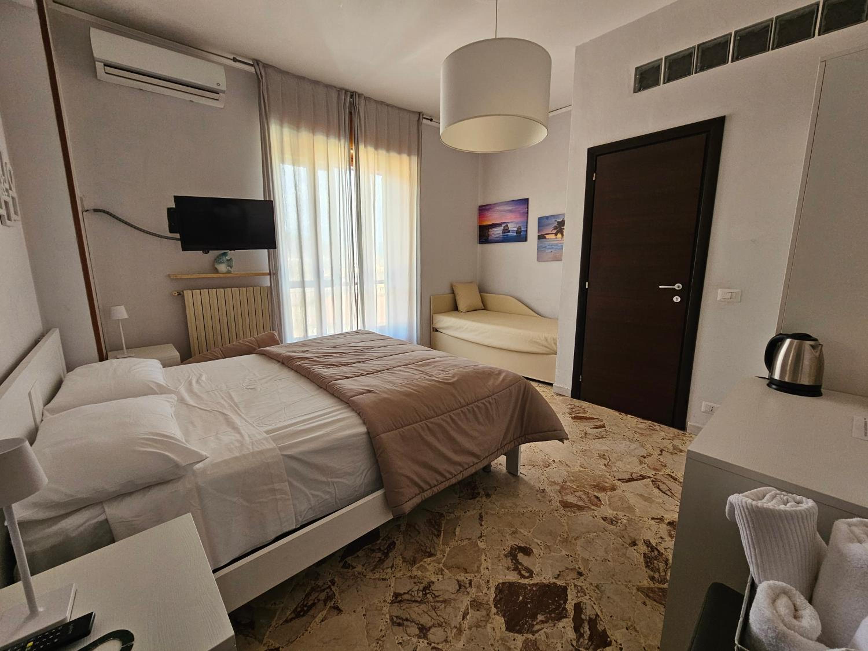 Double Room with Balcony - Photo 9