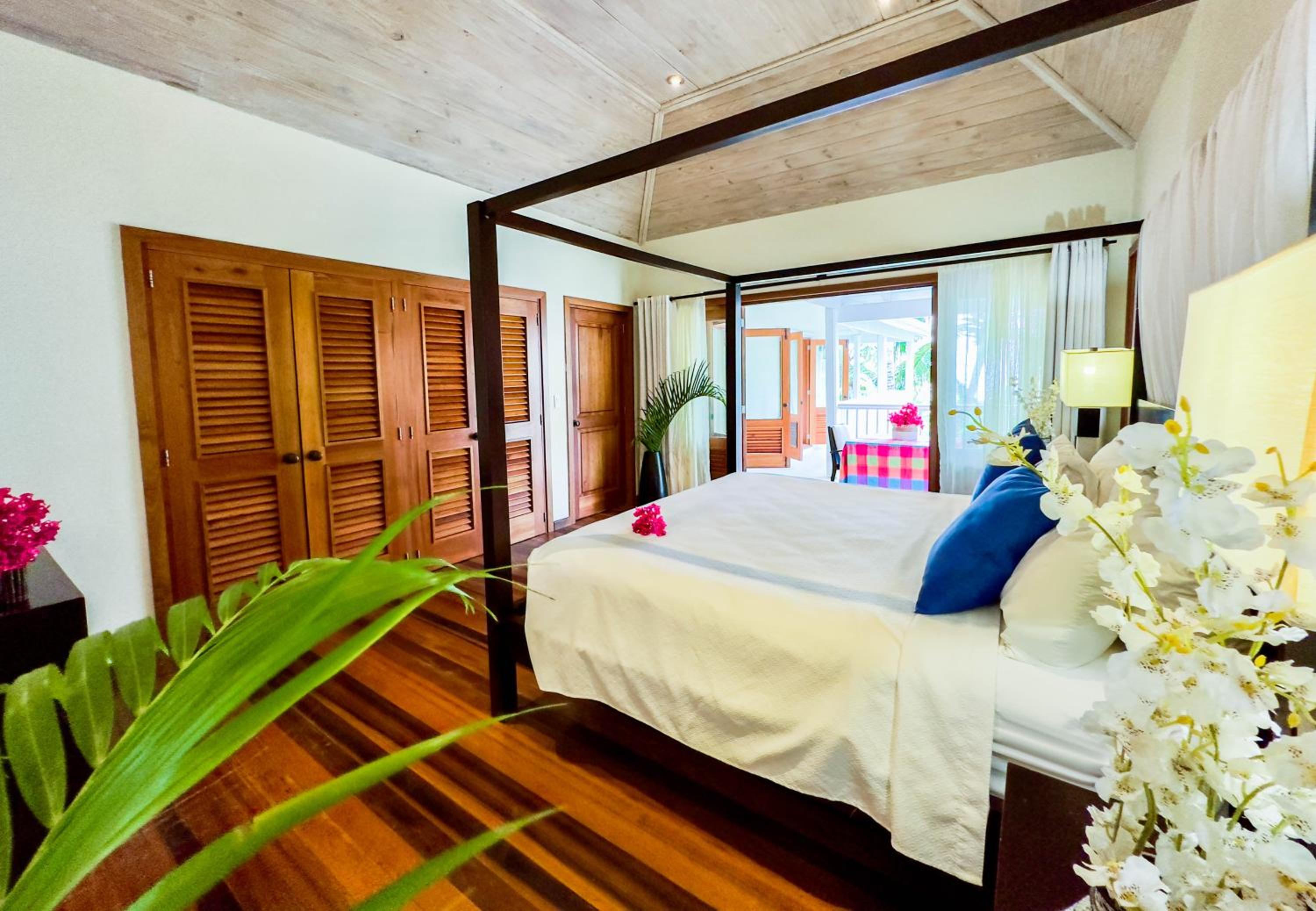 King Suite with Balcony photo 2