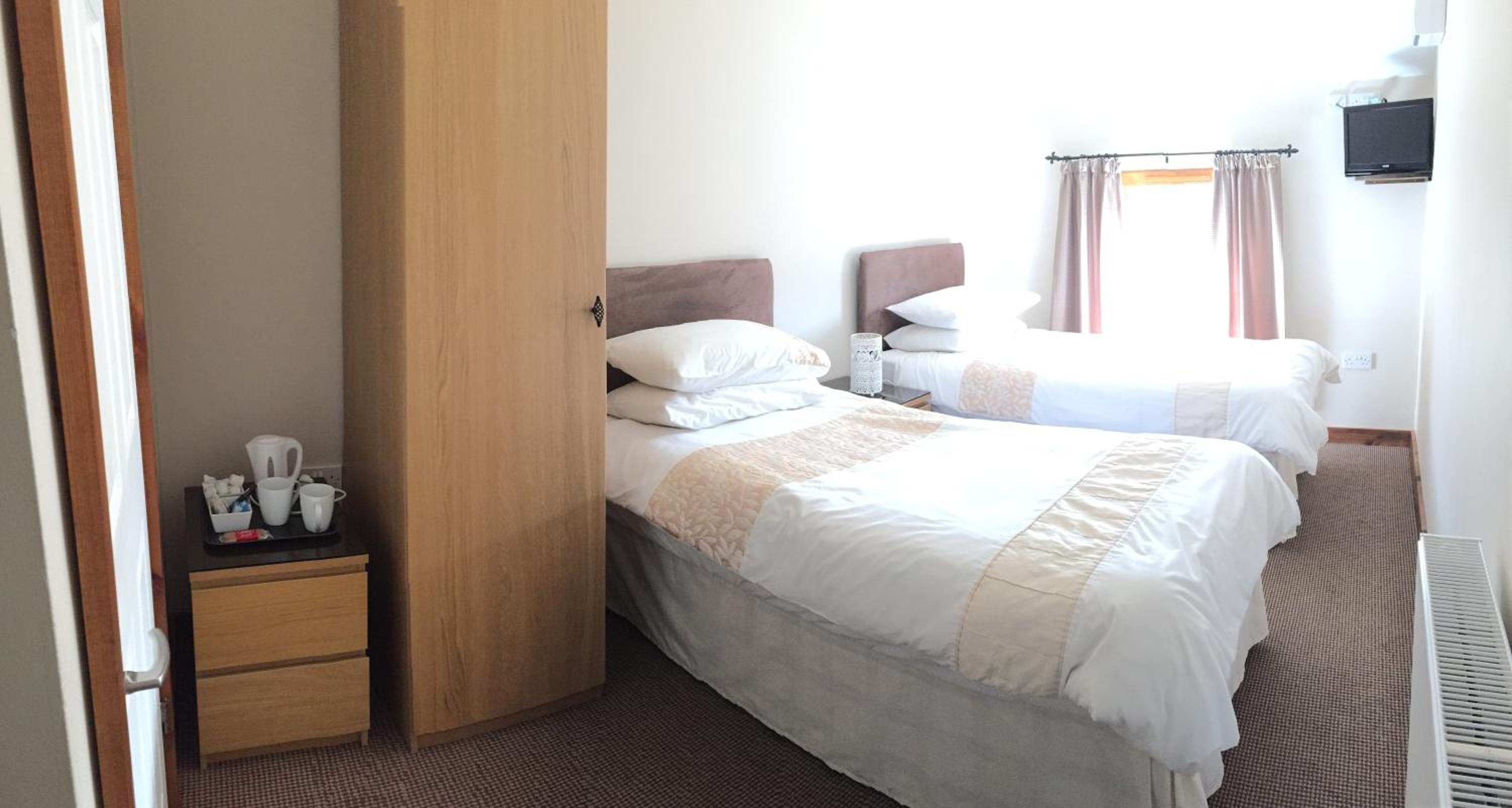 Standard Twin Room - Photo 1